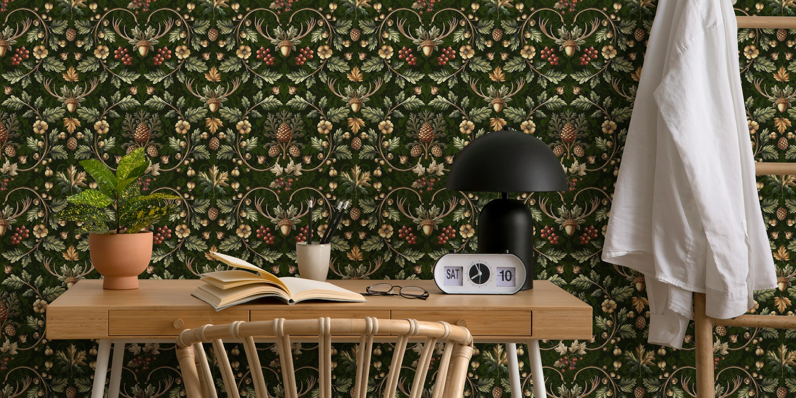 Motif floral avec feuilles vertes, fleurs dorées et fruits sur fond noir, papier peint