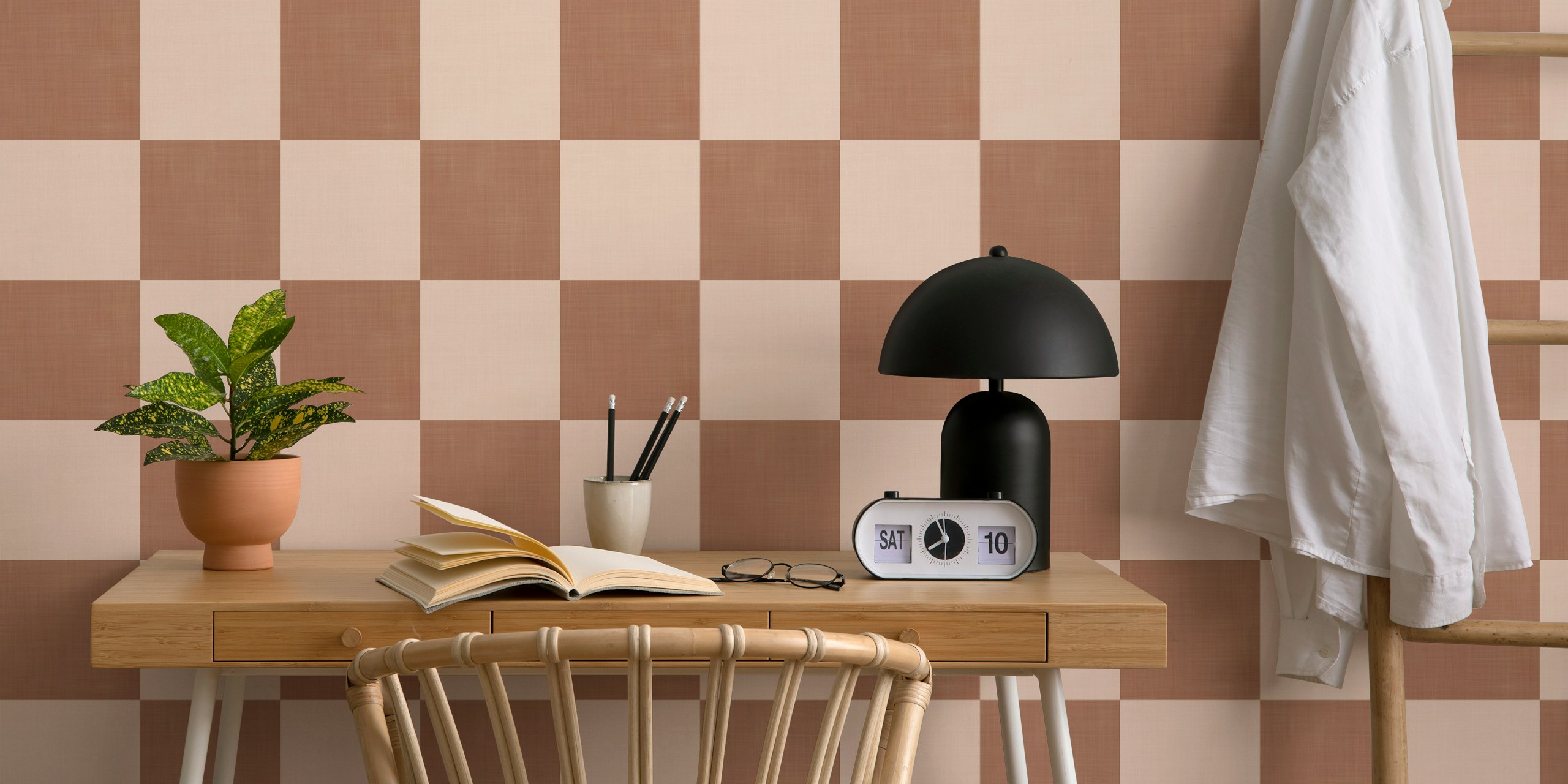 Mocha Mousse Brown Checkerboard Textured tapet i ett rum