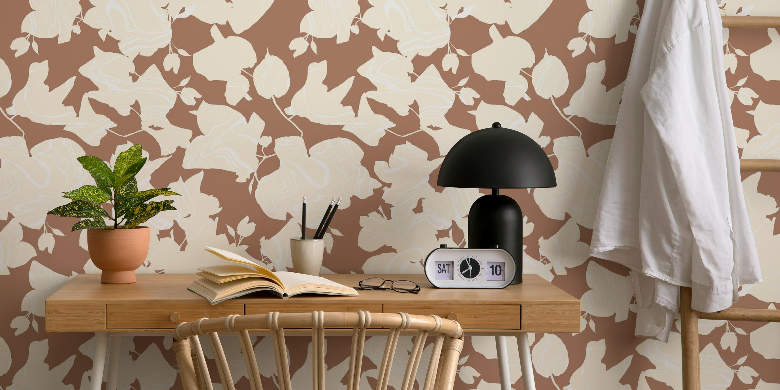 Floral silhouette mocha mousse tapet i et rom