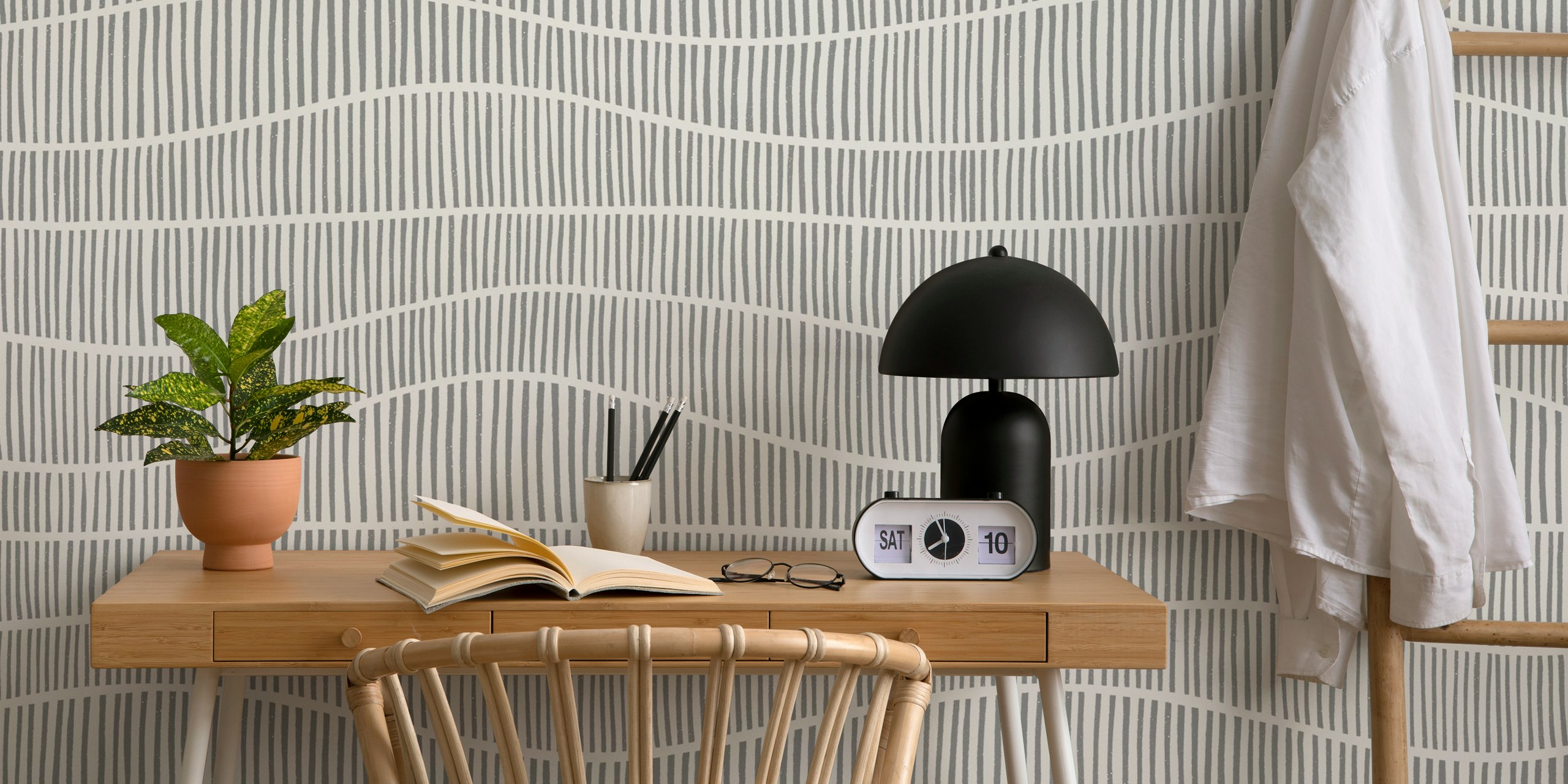Tapeta Wavy striped grey w pokoju