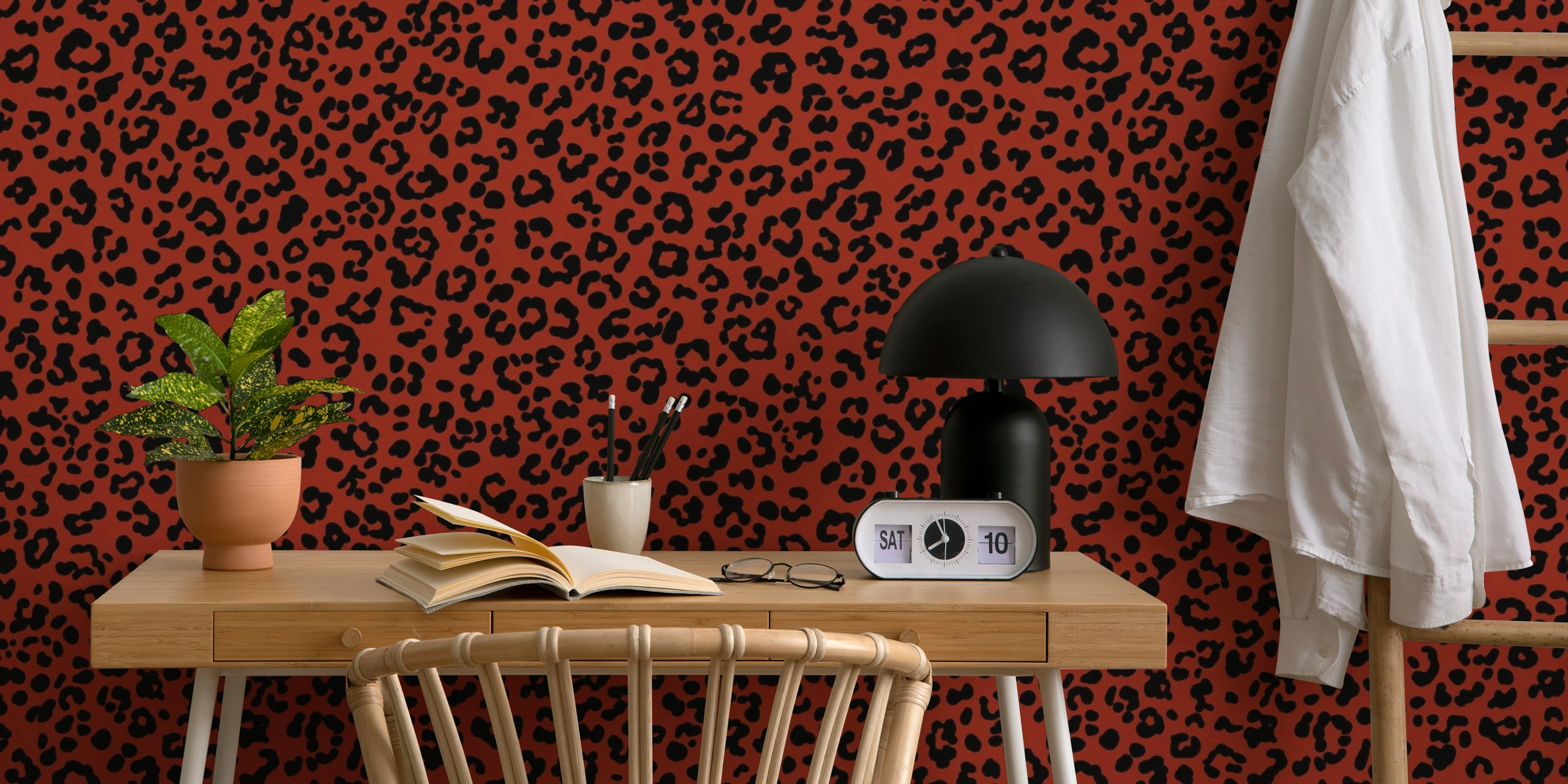 Crimson Wild Feline Texture tapetti huoneessa