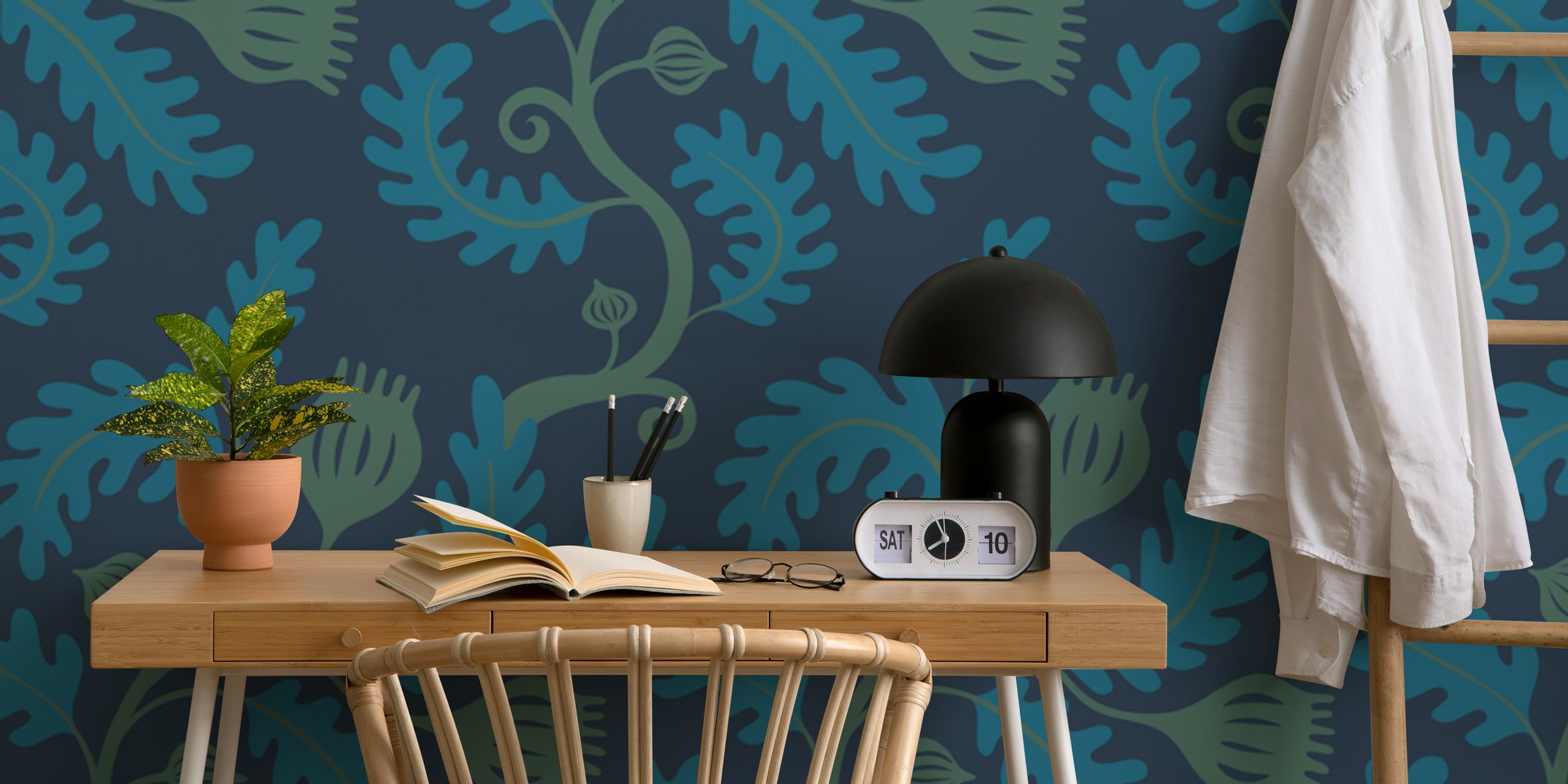 Twisting Vine teal og navy tapet i et rom
