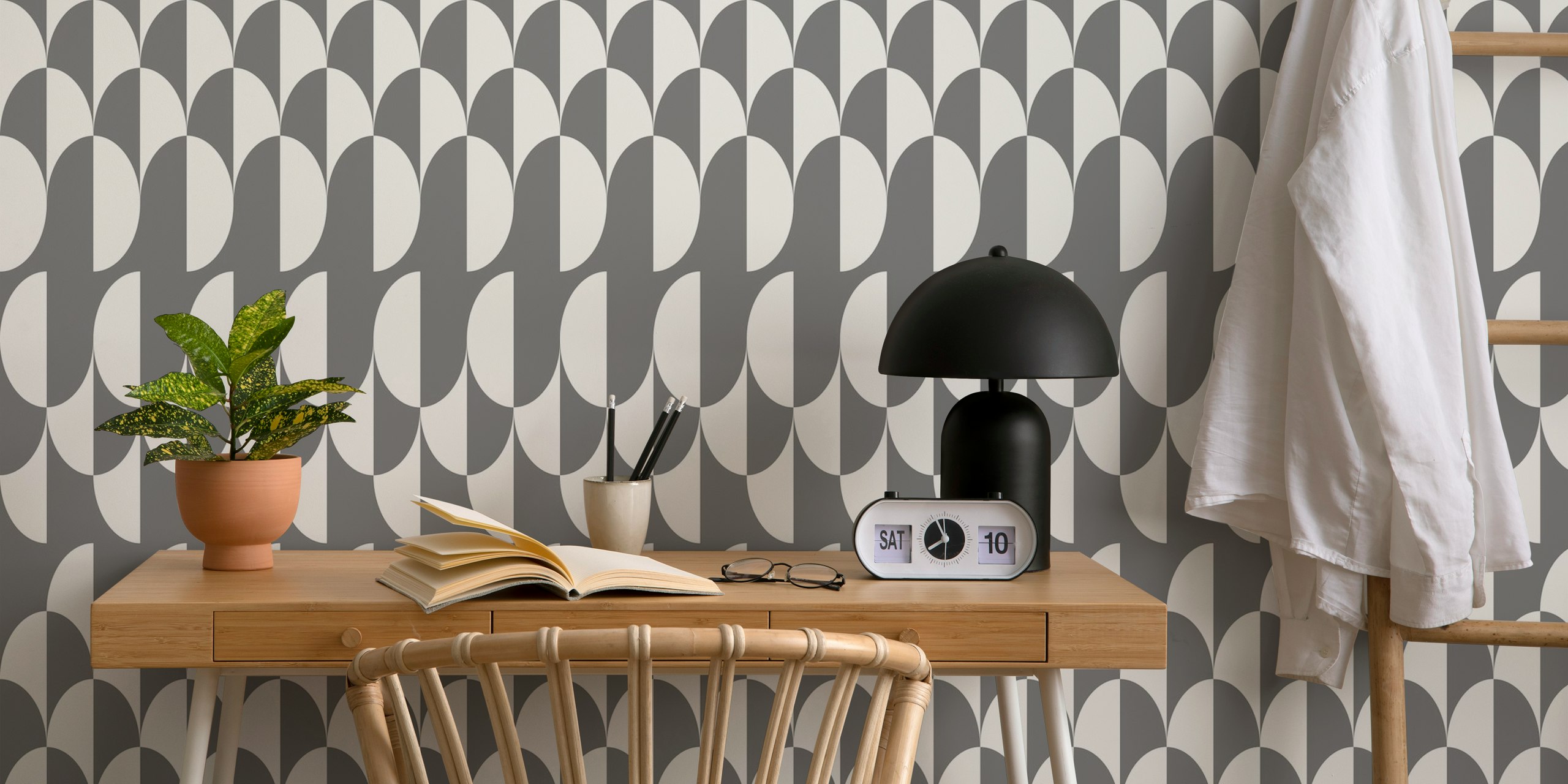 Geometriske grå buer tapet i et rom