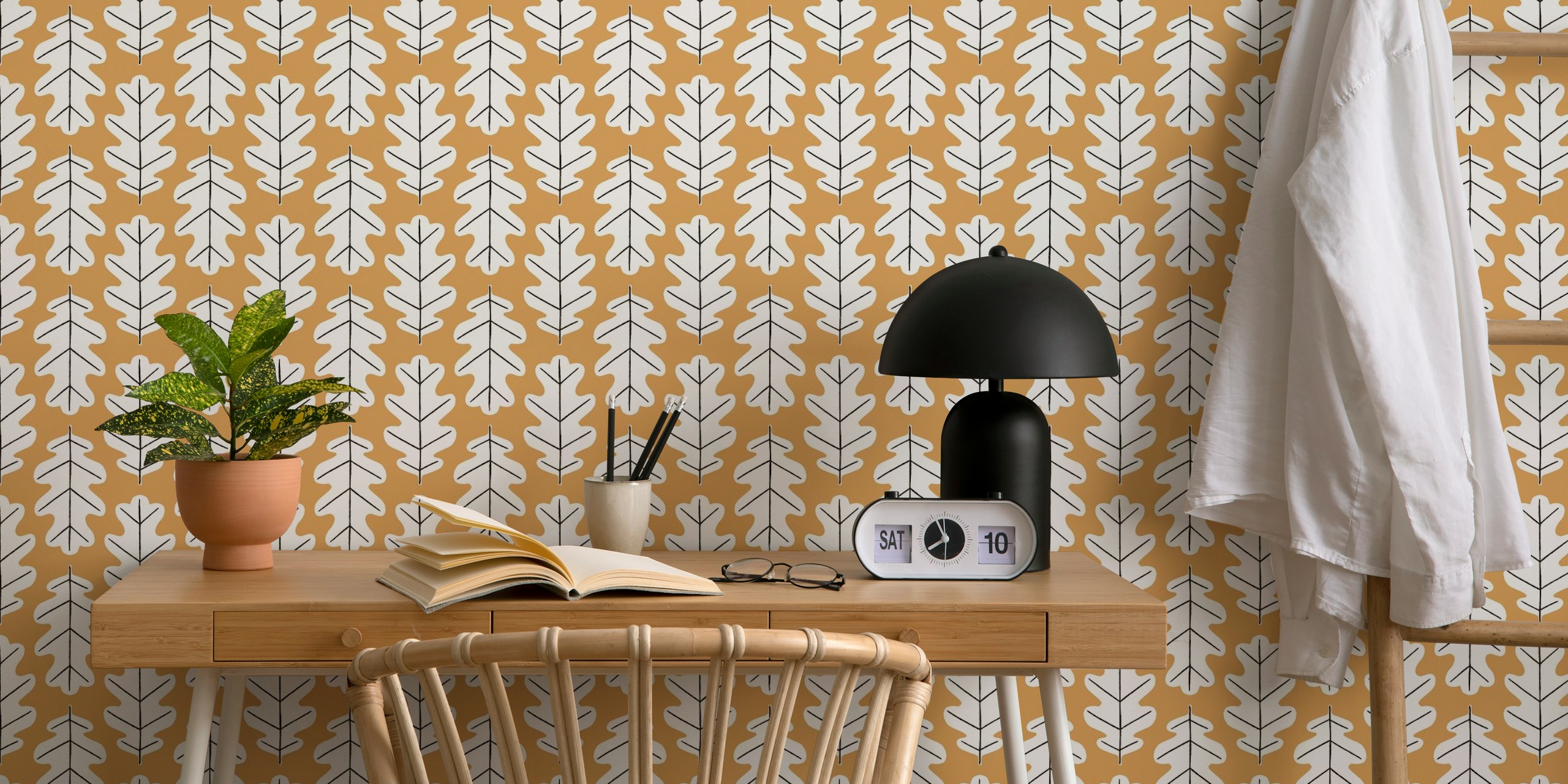 Oak Leaf Pattern Mustard Tapete in einem Raum