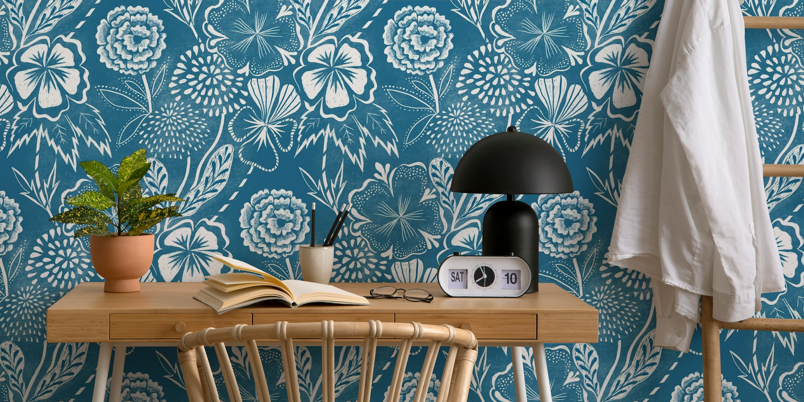 Shibori florals wallpaper em um quarto