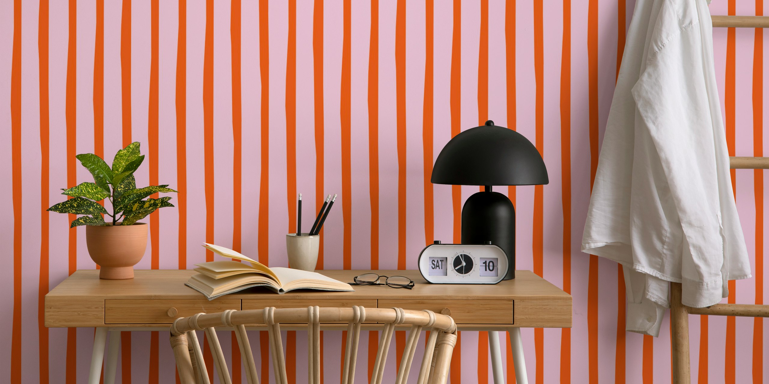 Stripes rosa and red papel tapiz en una habitación