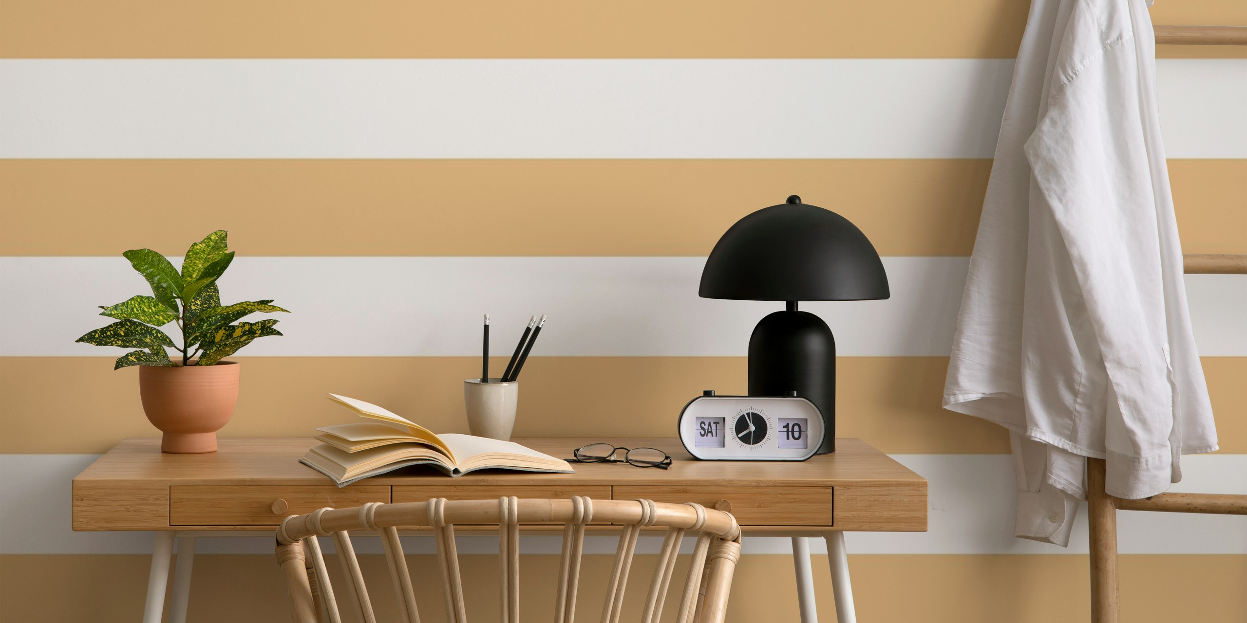 Caramel und white horizontal stripes Tapete in einem Raum
