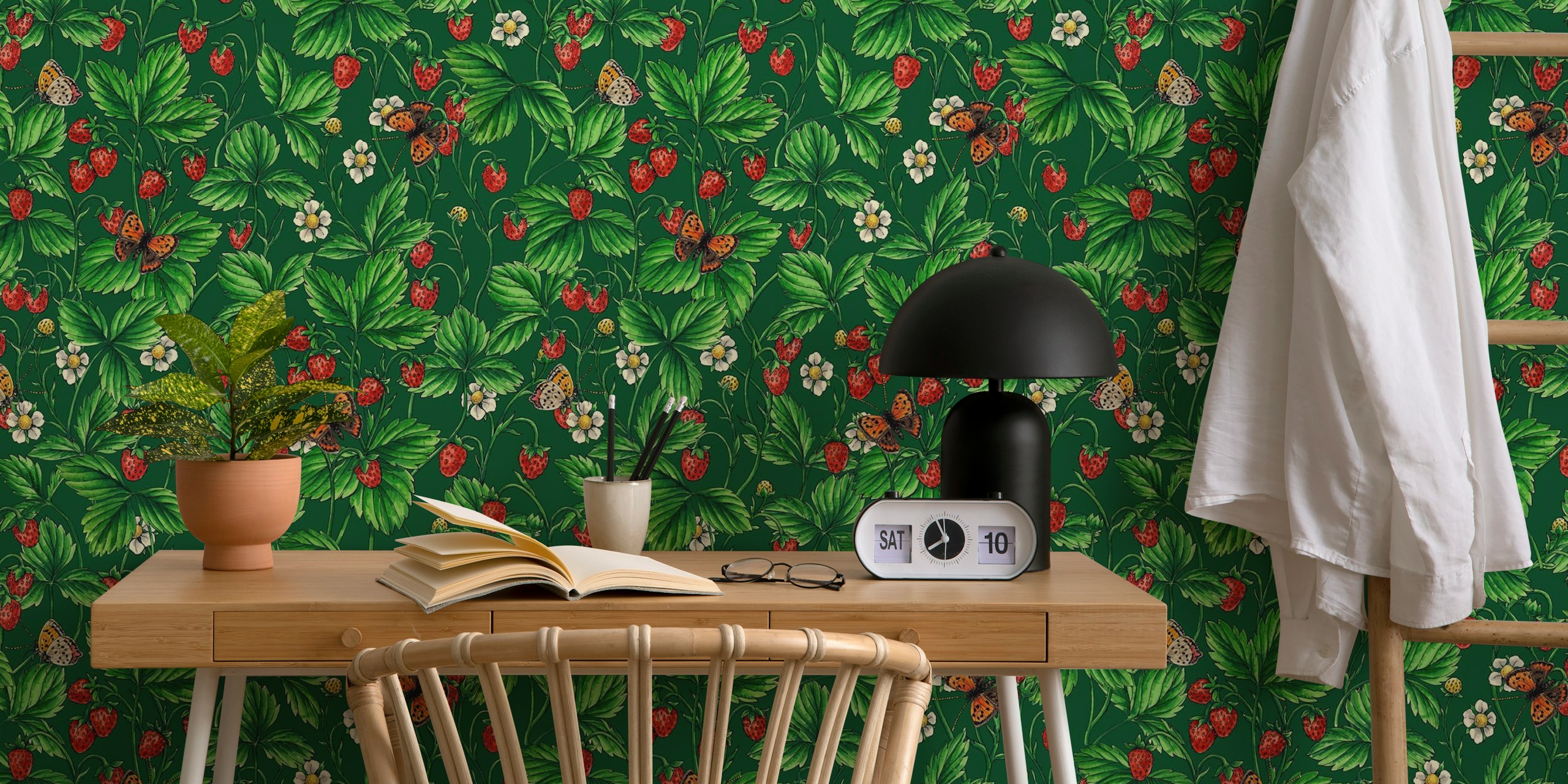 Wild strawberries wallpaper em um quarto