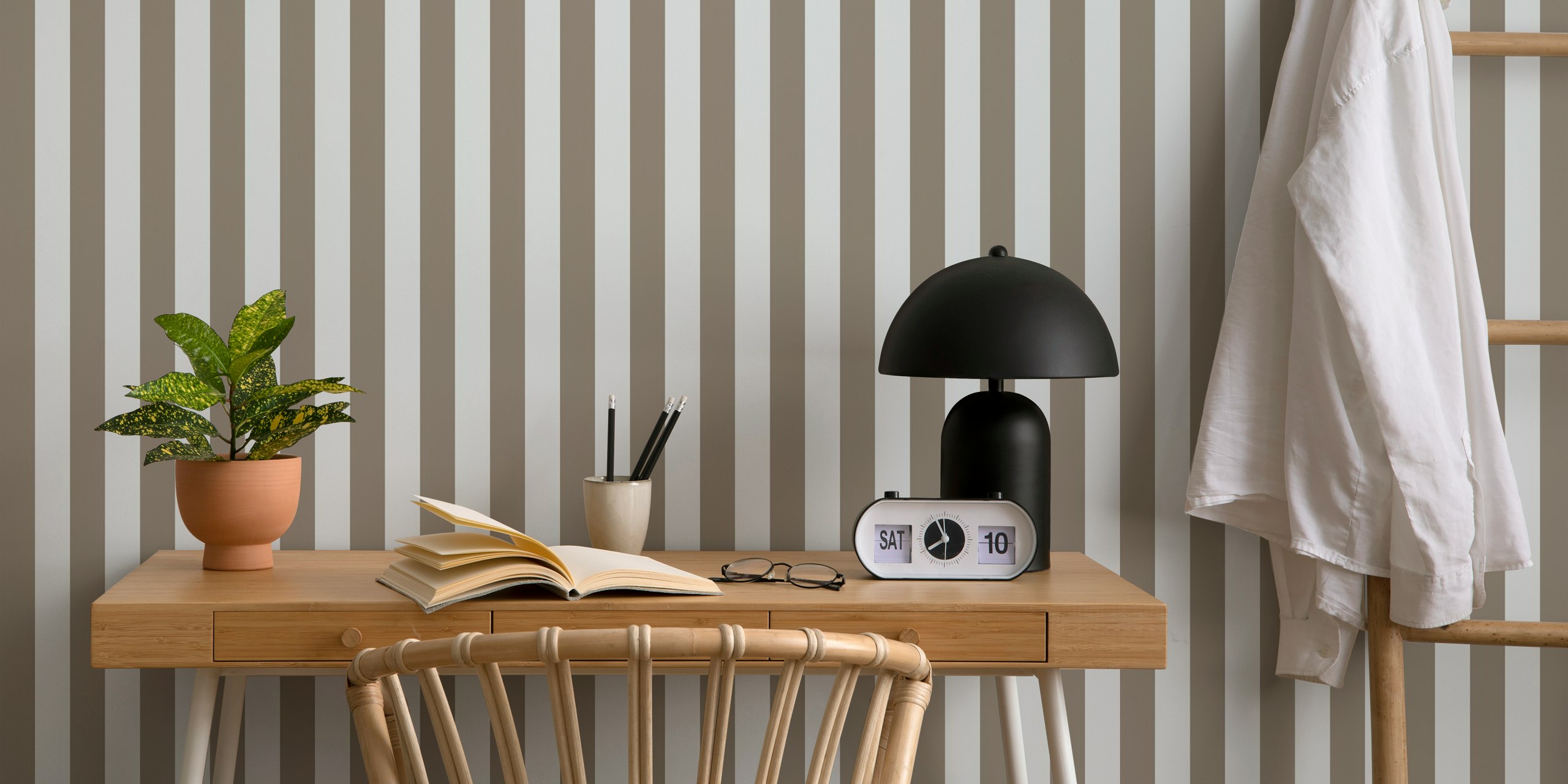 Ταπετσαρία Cabincore Brownish Gray Stripes σε ένα δωμάτιο