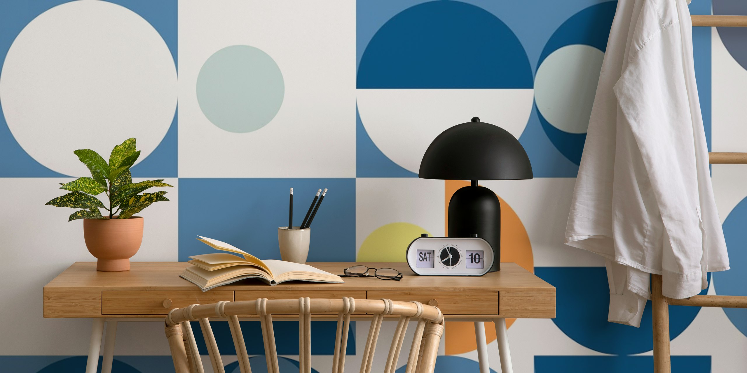 Papel de parede Bauhaus Mid-Century Serene Navy em um cômodo