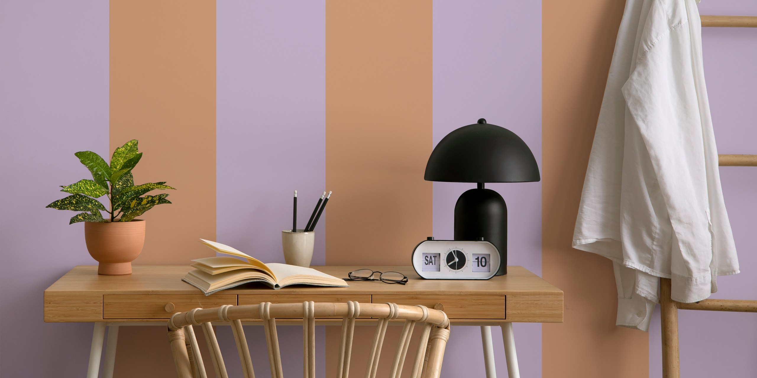 Ταπετσαρία Pastel Orange Purple Block Stripes σε ένα δωμάτιο