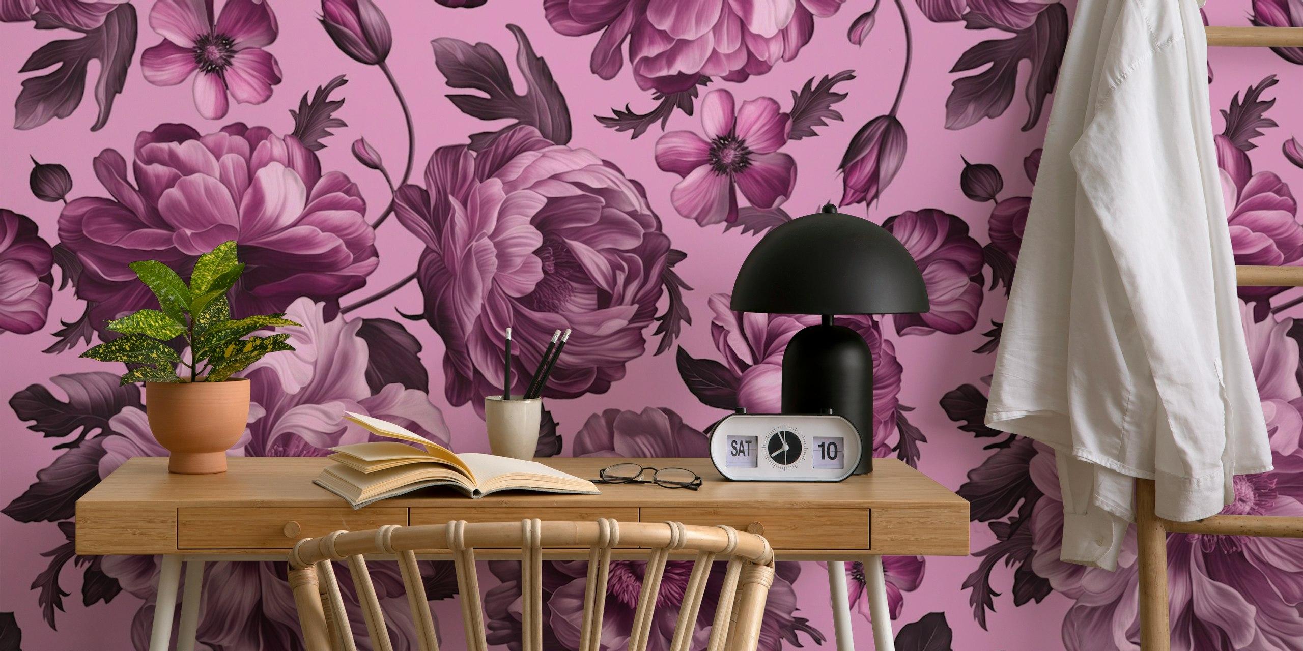 Ταπετσαρία Dark Academia Pink Baroque Flower σε ένα δωμάτιο