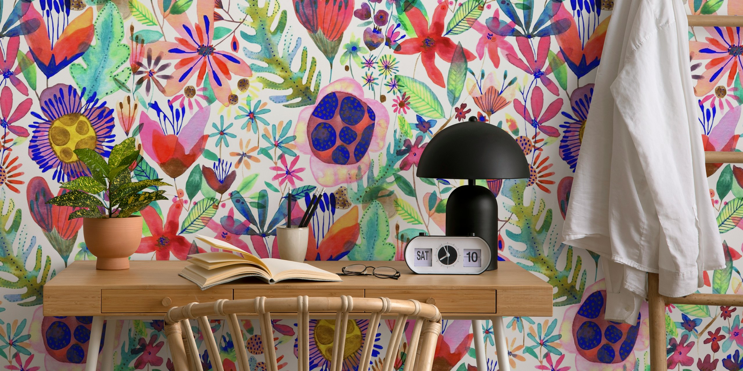 Papier peint floral coloré dans une pièce