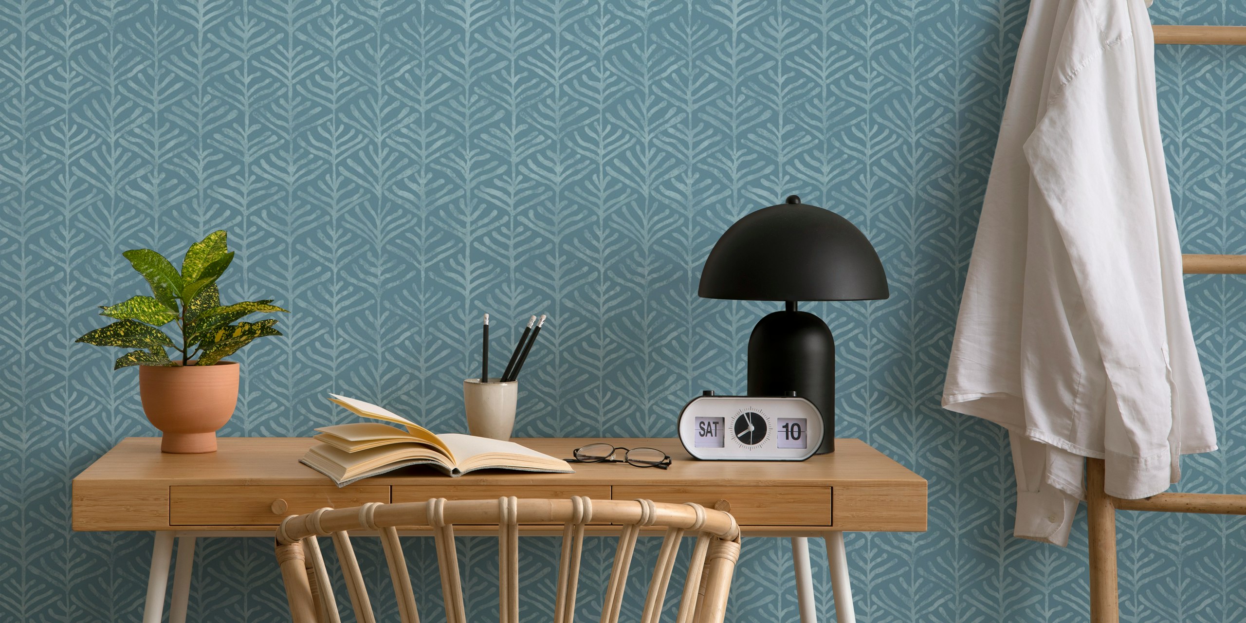 Minimal Coral Sea illustration wallpaper in einem Raum
