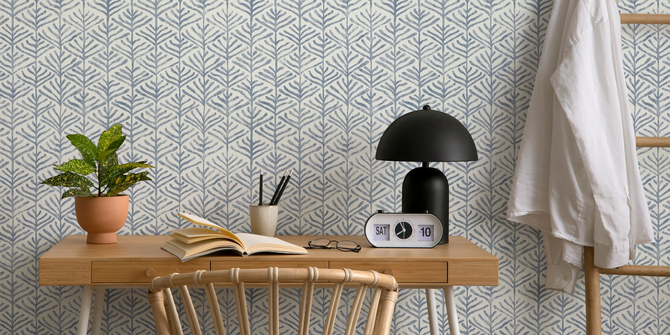 Motifs de feuilles fins en bleu sur fond clair wallpaper