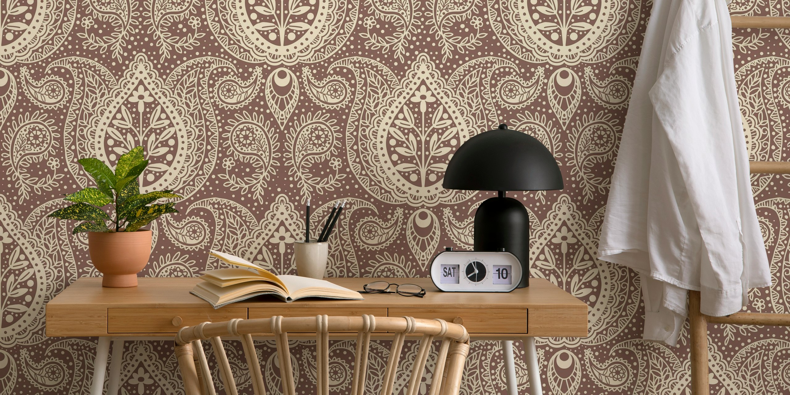 Floral paisley damask wallpaper w pokoju