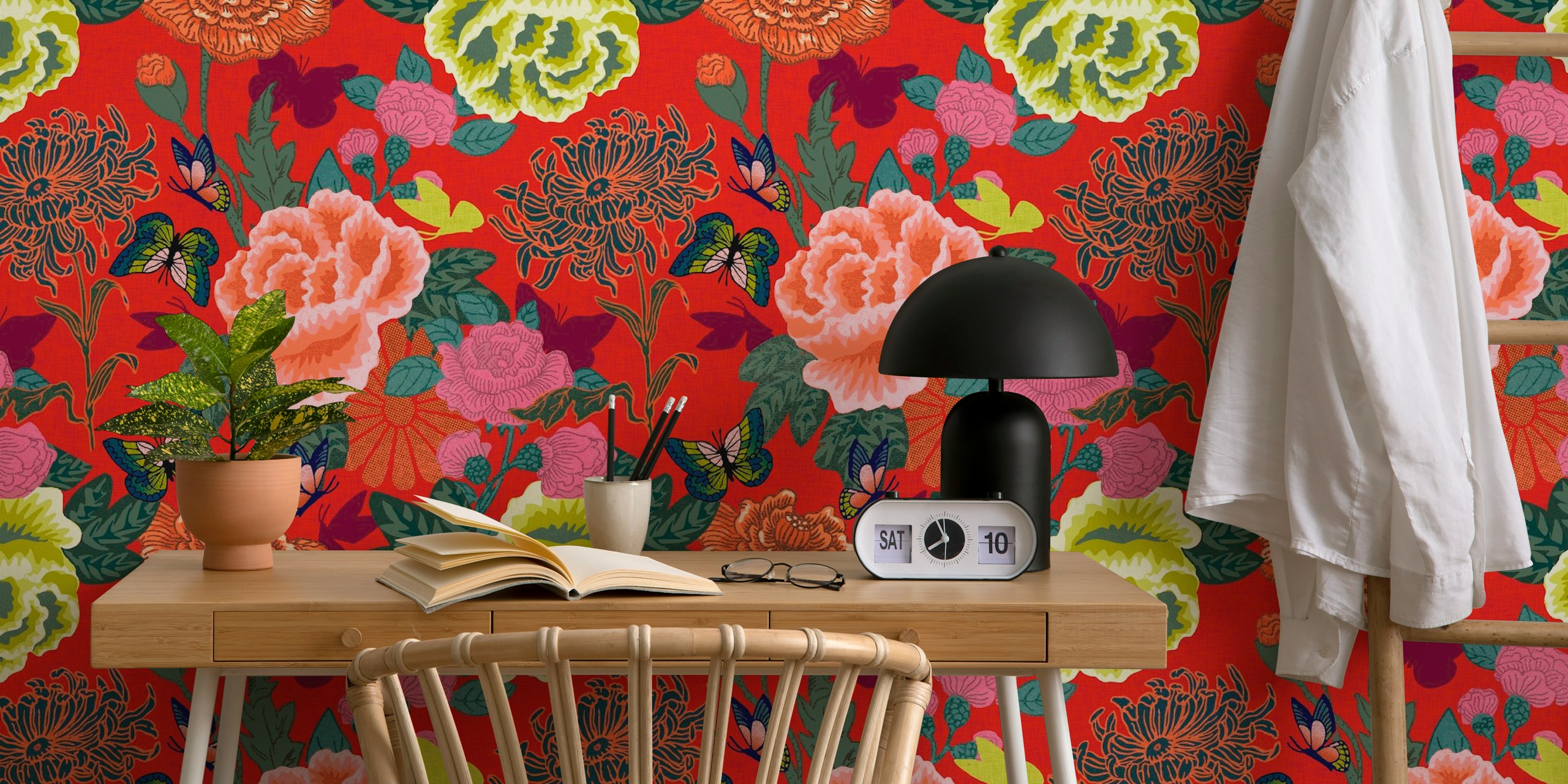 Röd Floral Chinoiserie wallpaper med fjärilar