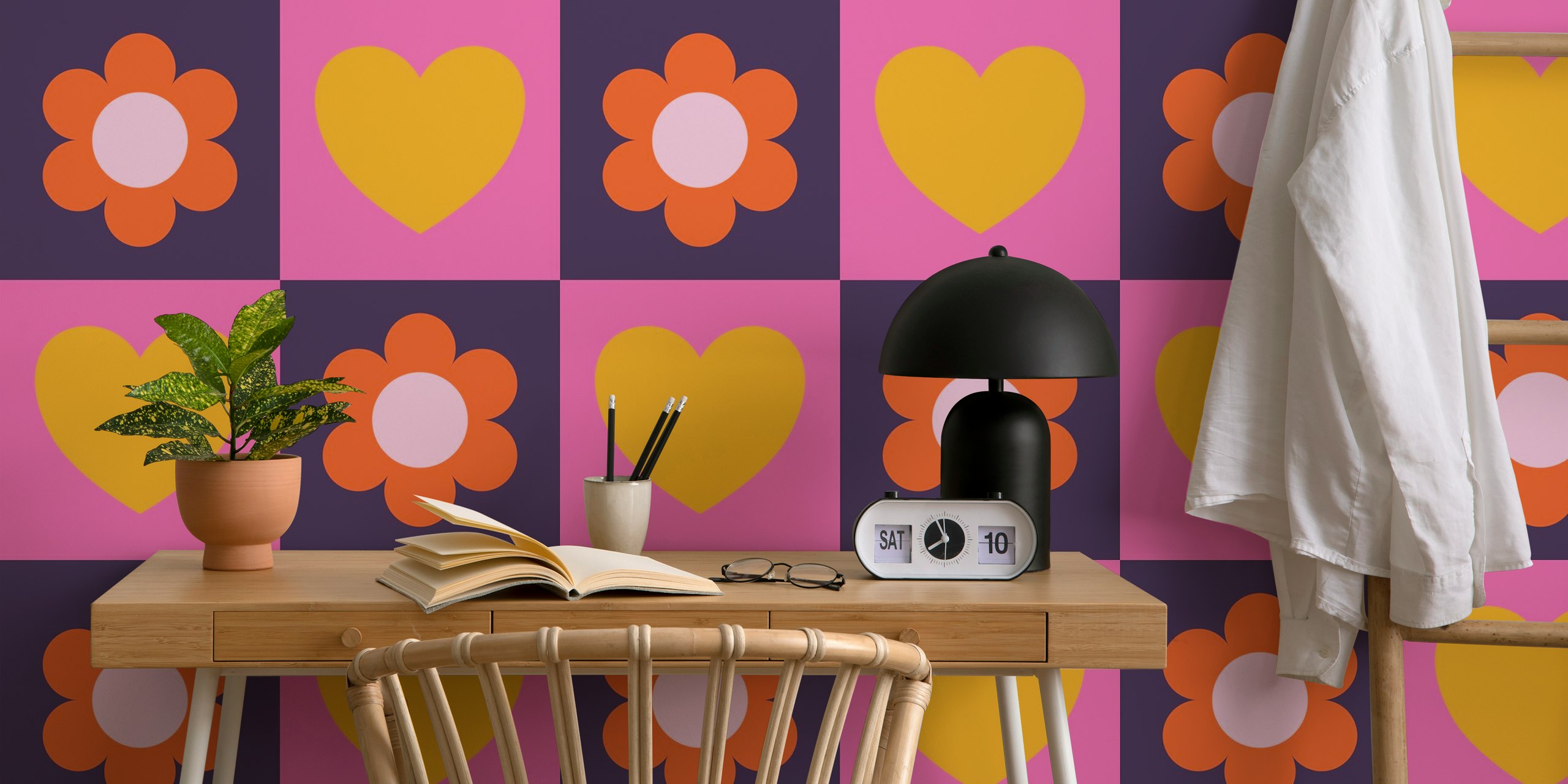 Floral checkerboard wallpaper in een kamer
