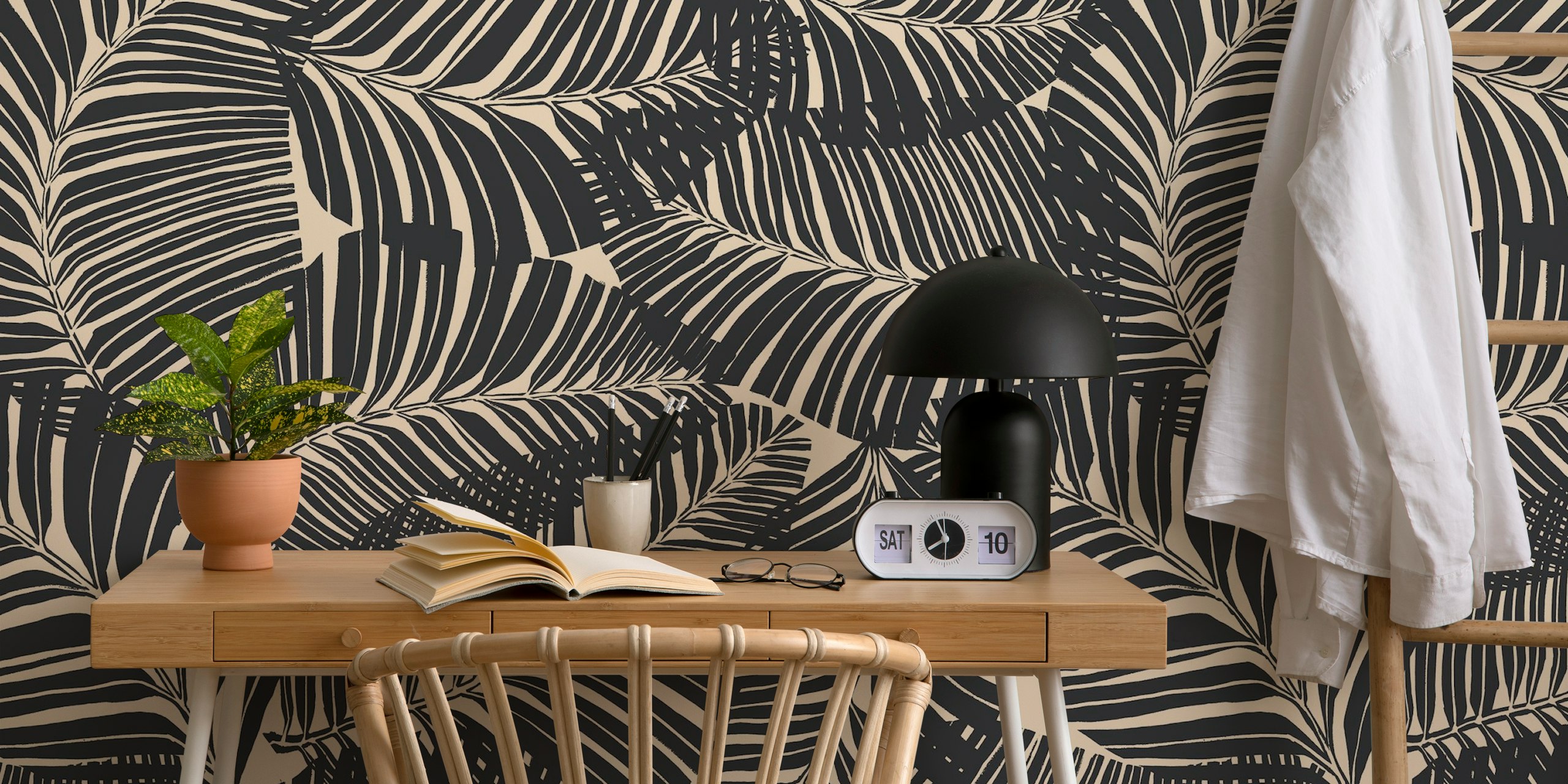 Tapeta Tropicana Leafy w czarno-kremowym pokoju