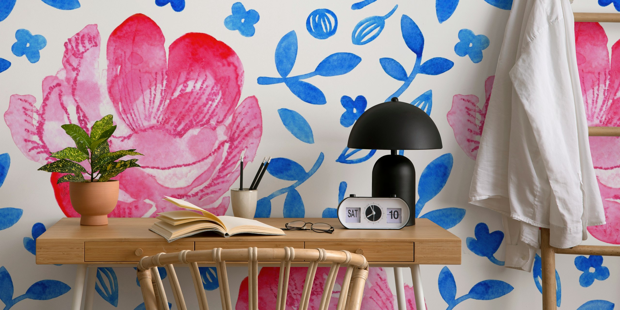 China pink and blue watercolour floral ταπετσαρία σε ένα δωμάτιο