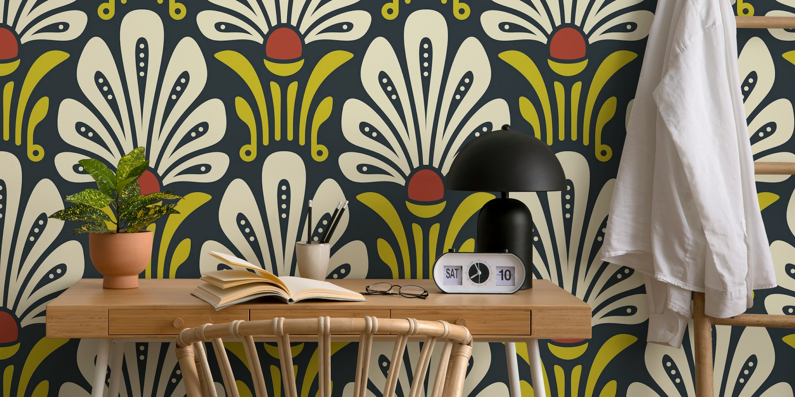 Elegant floral wallpaper i gult och röd.