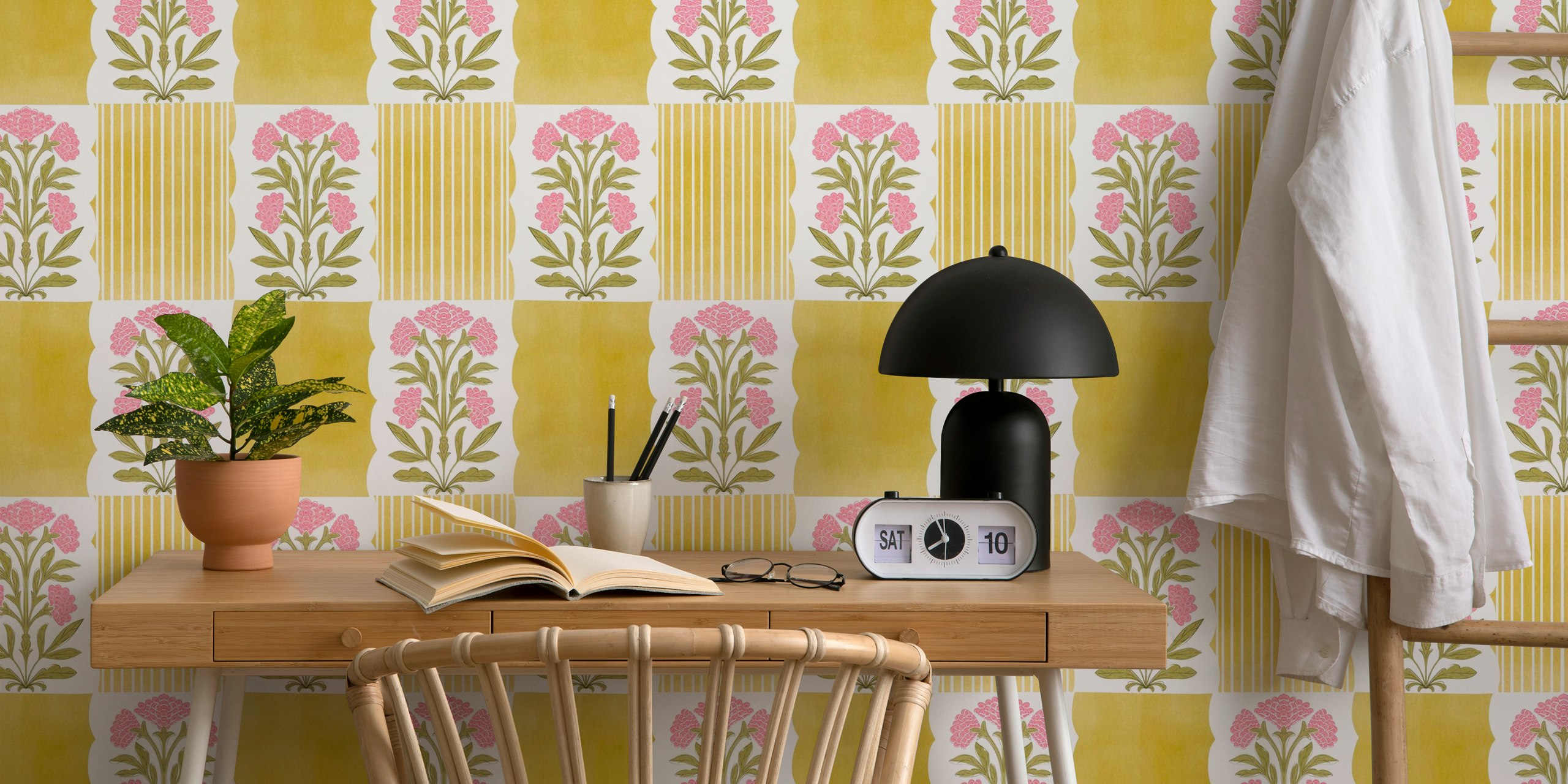 Papel de parede Timeless Golden Floral Harmony em um quarto
