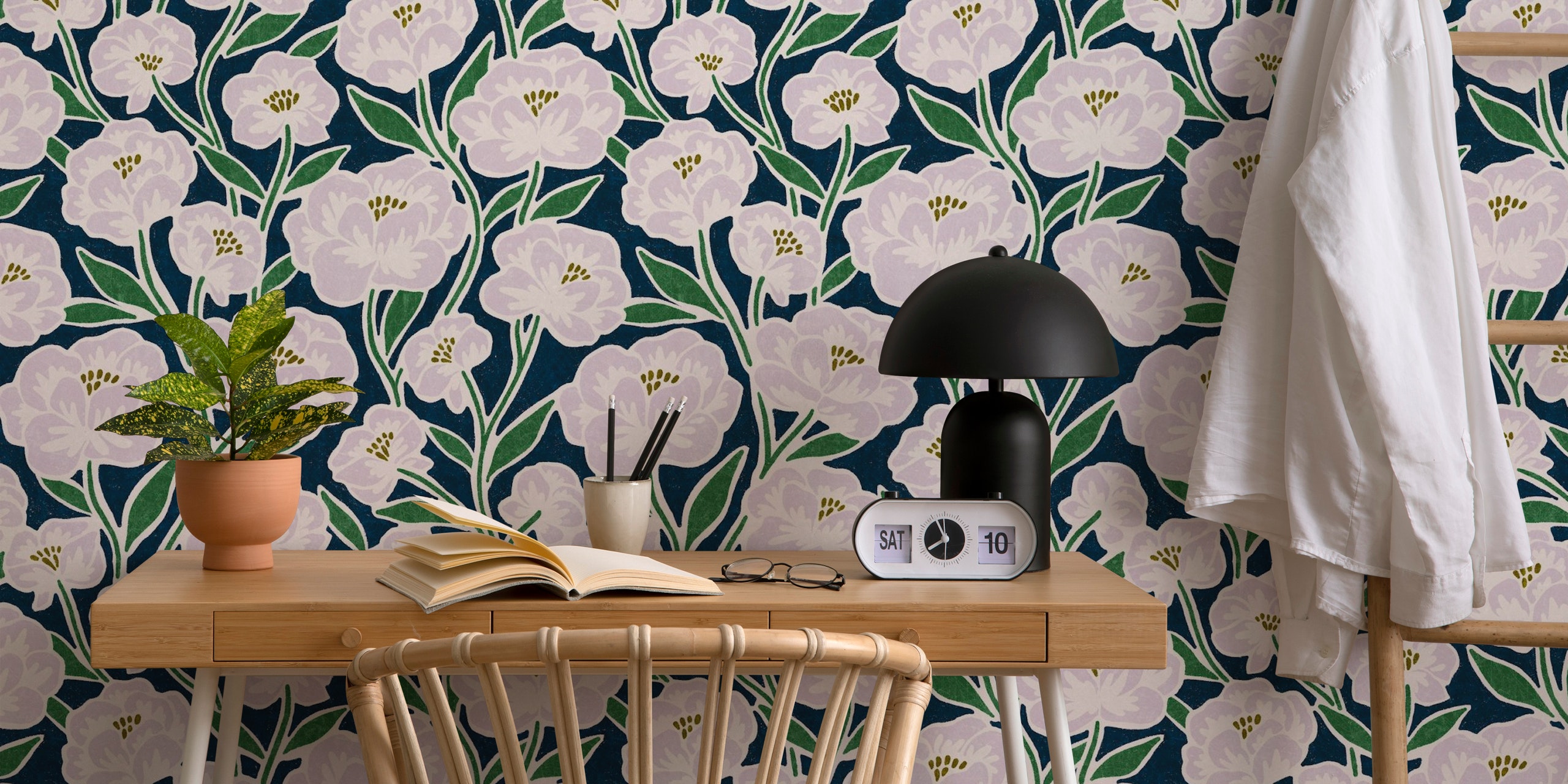 Květinová Batiste v námořnické modři a levanduli na tapetě v místnosti