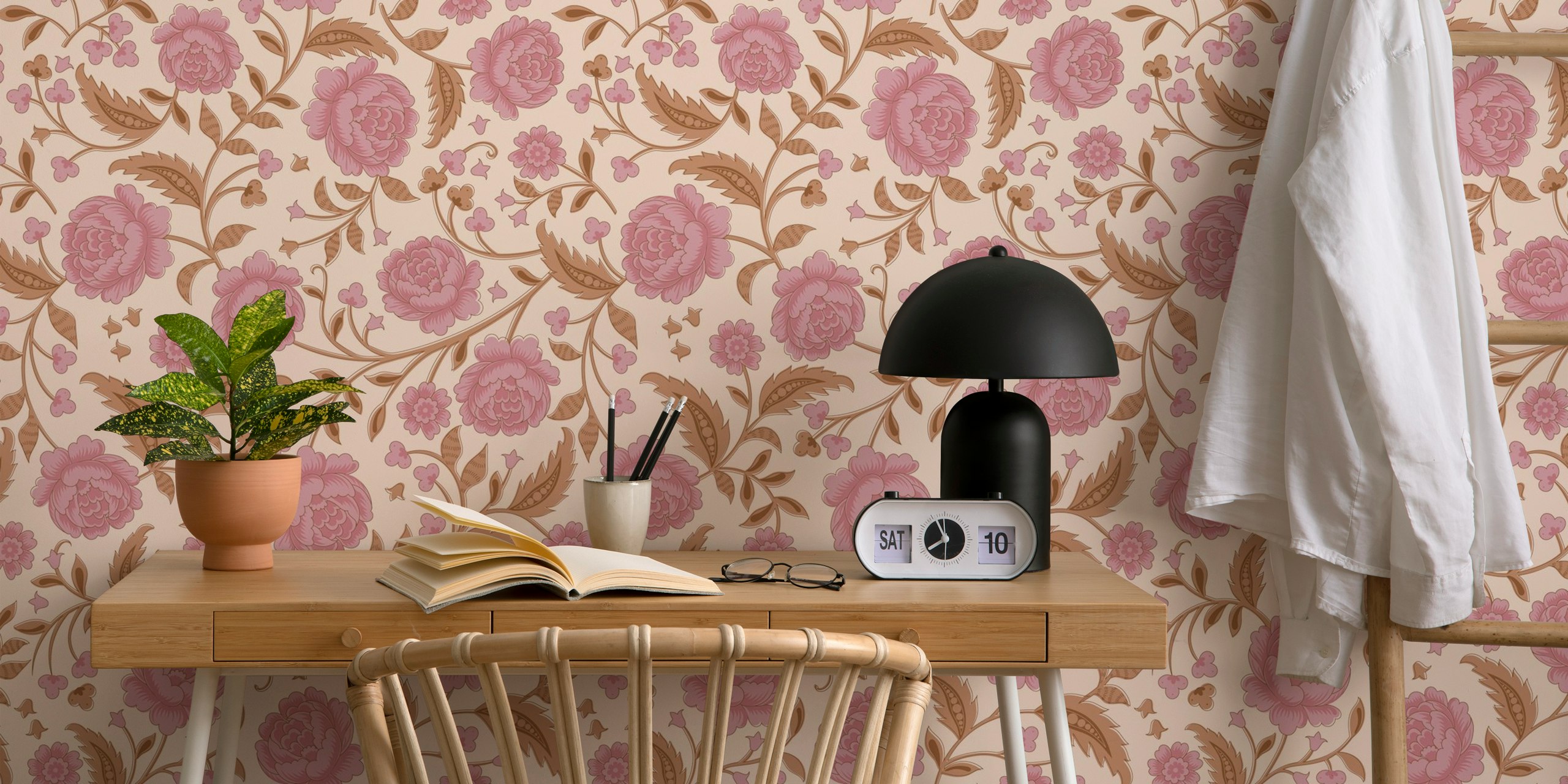 Blomstret pink og tan tapetdesign i et rum