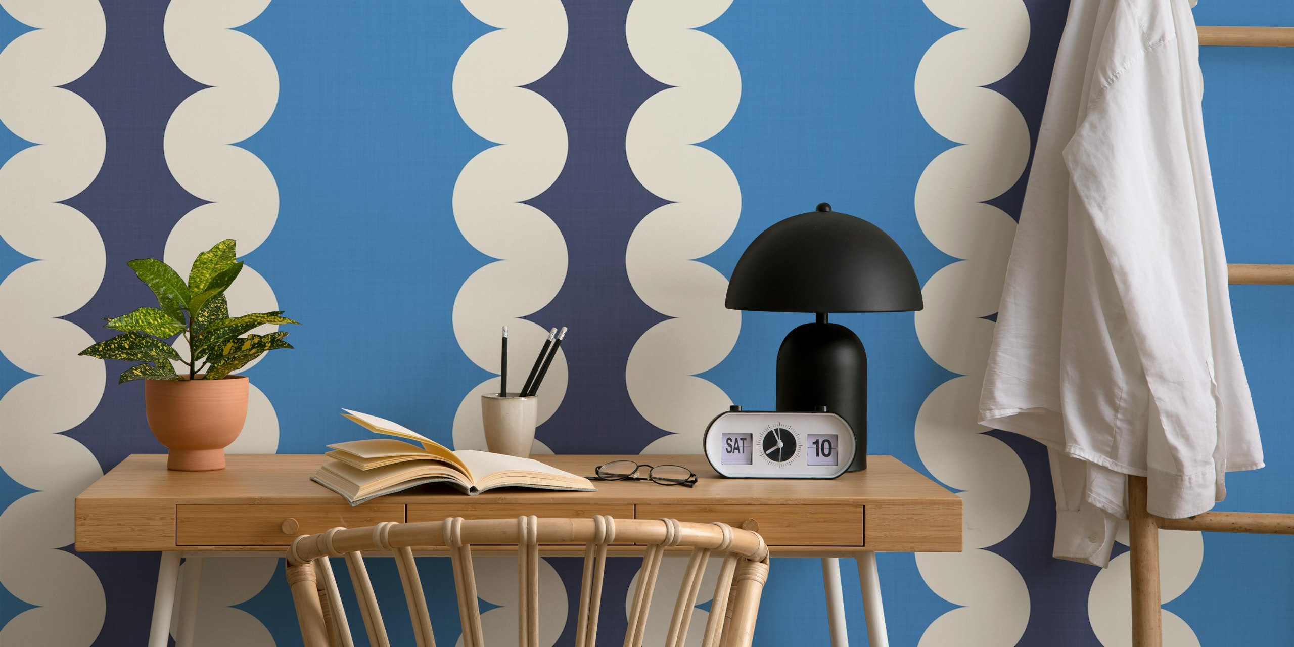 Blue and cream scalloped stripe design wallpaper