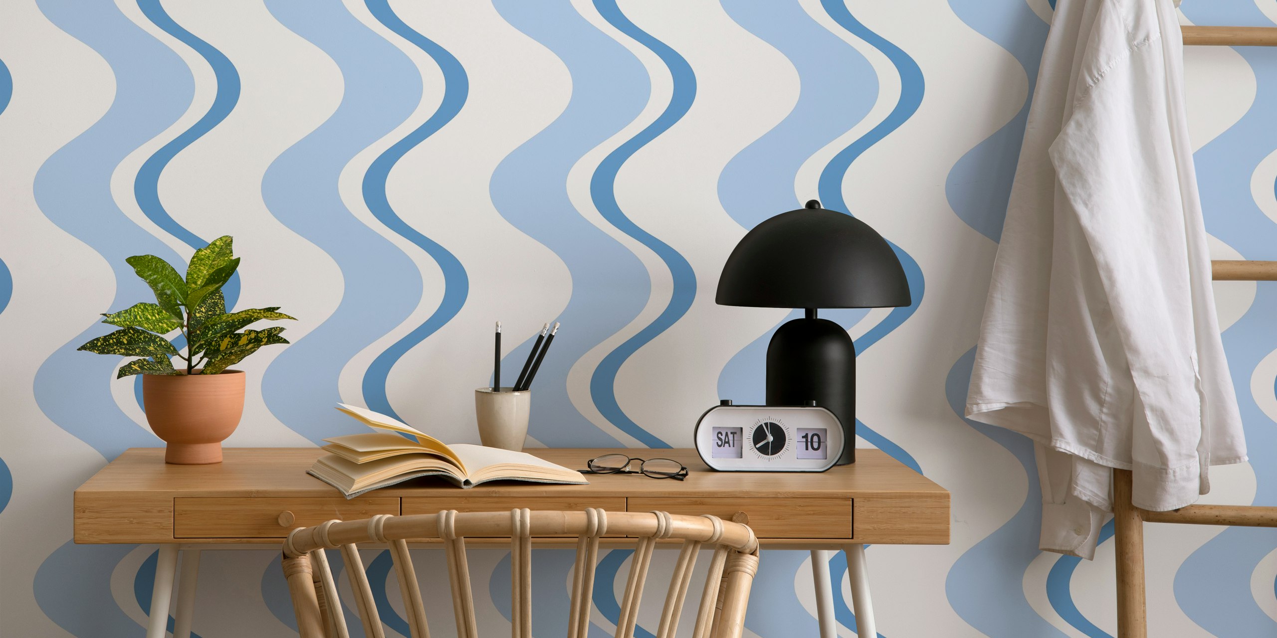 Playful wiggle wave stripes - blue and white en una habitación