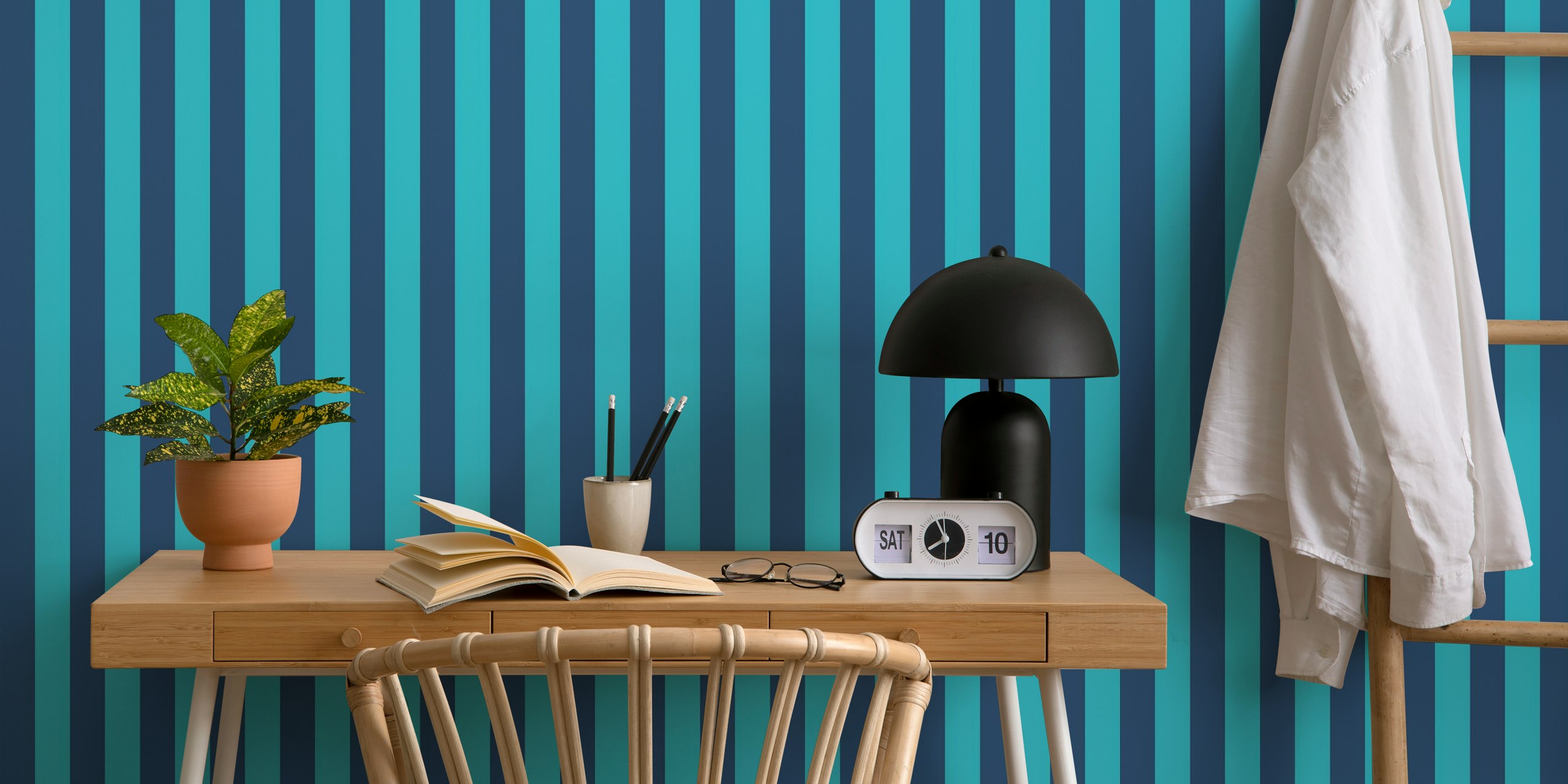 Tapeta Indigo a Bright Blue Medium Stripes v místnosti