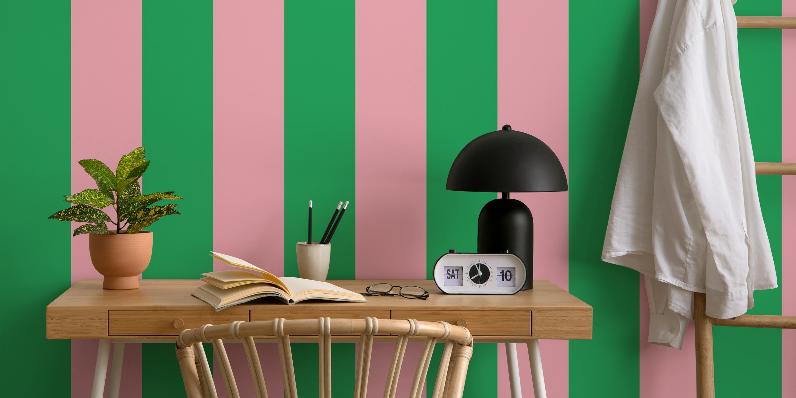 Bold vertical stripes na svijetloj zelenoj i ružičastoj tapeti