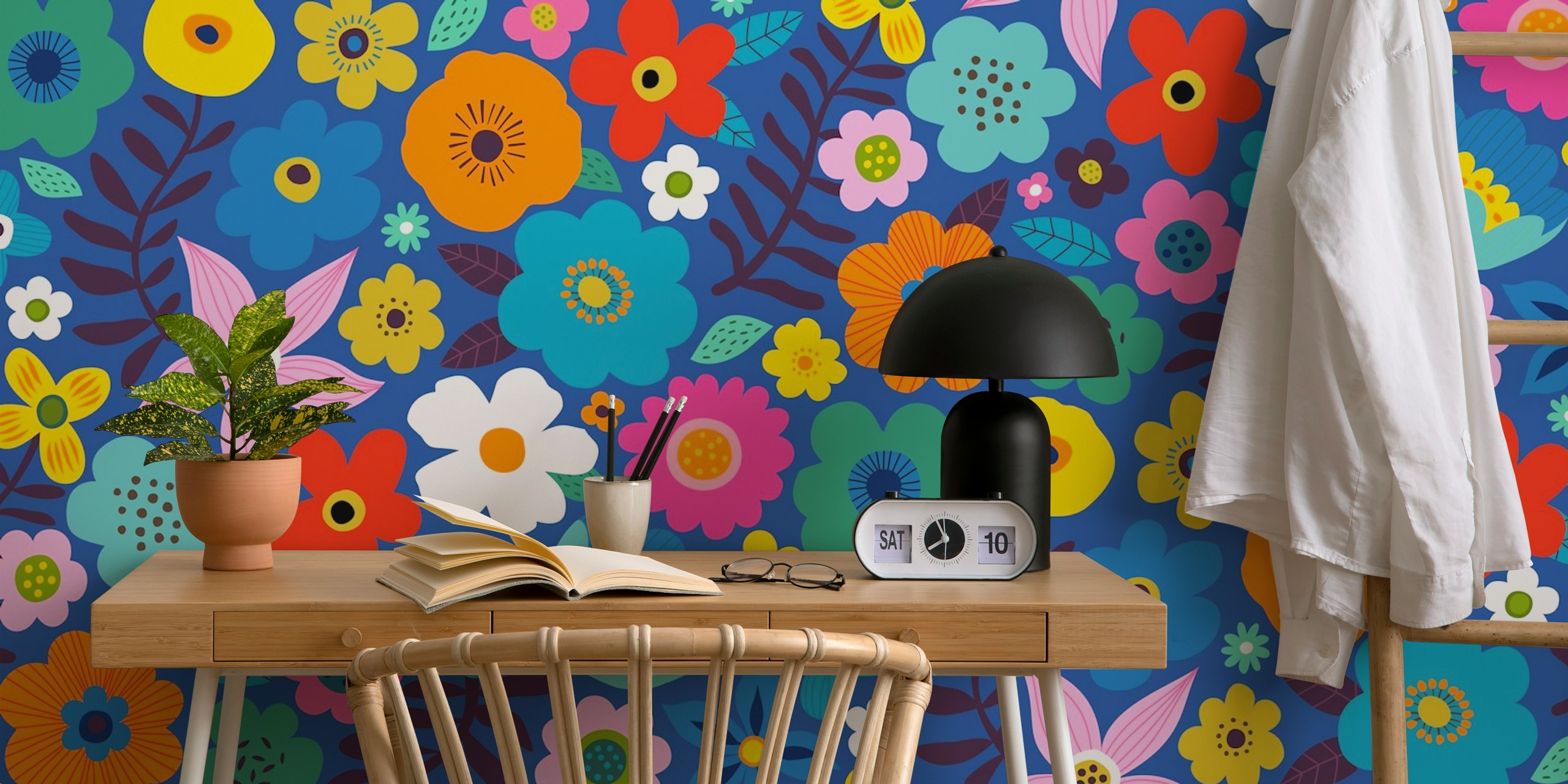 Design de papel de parede floral em um quarto colorido
