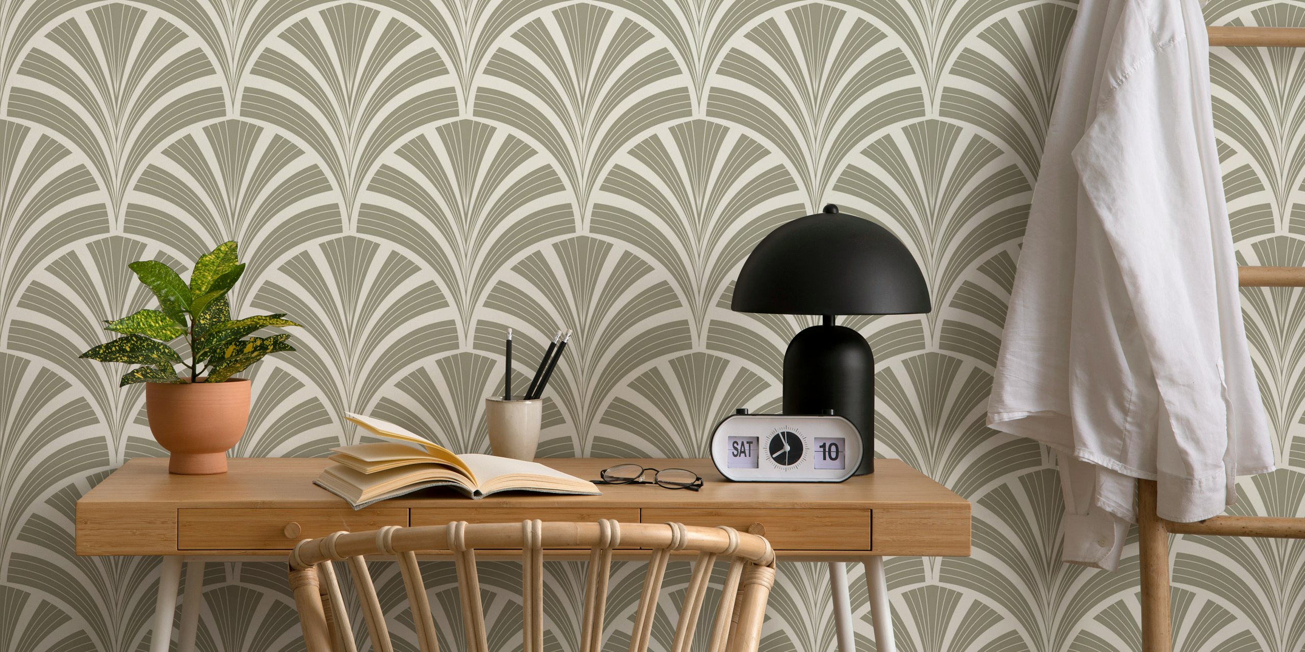 Art Deco Palm Frond -tapetti hillityssä salvianvihreässä