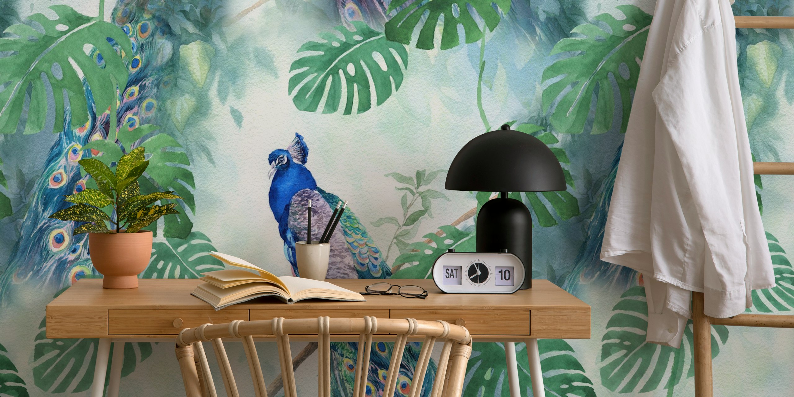 Lush Botanical Peacock Artwork σε ένα δωμάτιο