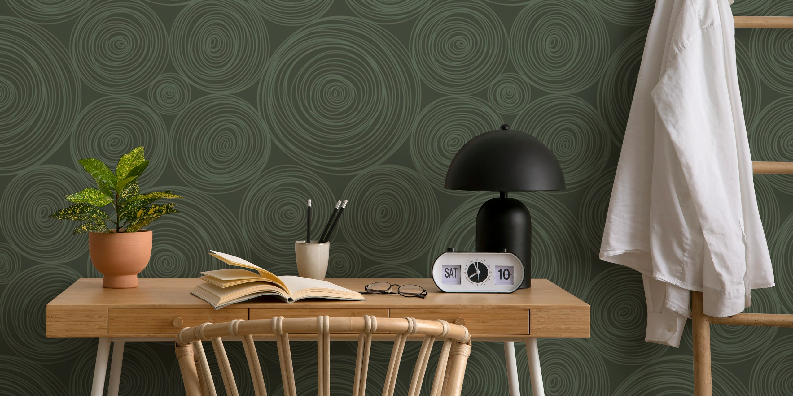 Abstract rings donkergroen behang in een kamer