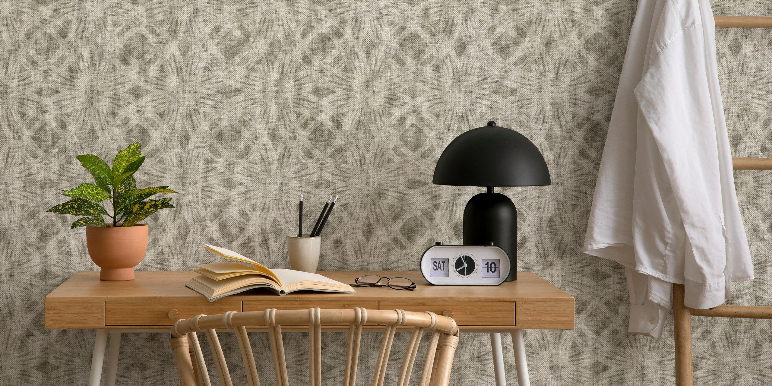 Neutral geometric textured wallpaper i ett rum