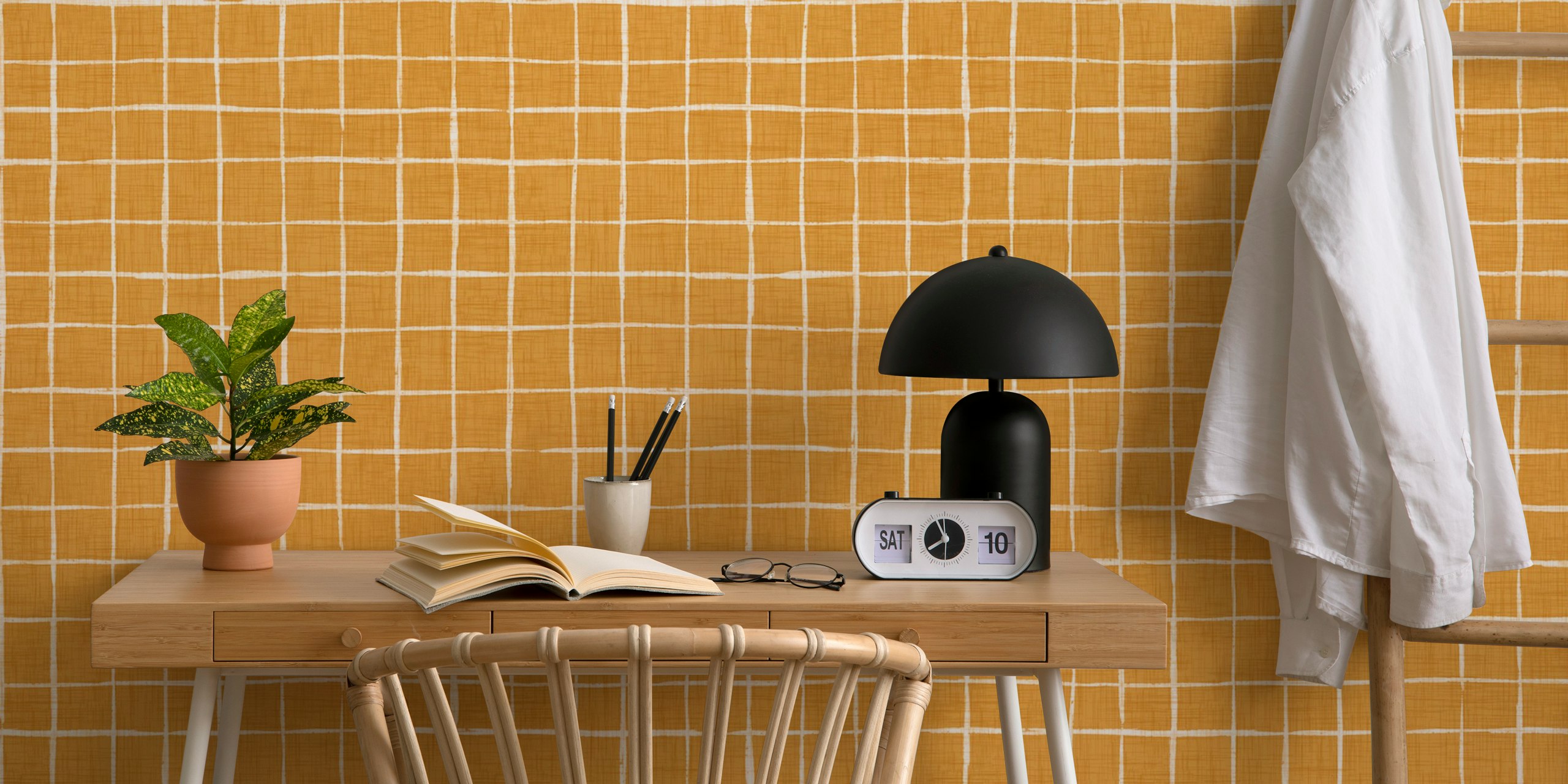 Papel pintado con patrón de cuadrícula naranja en una habitación