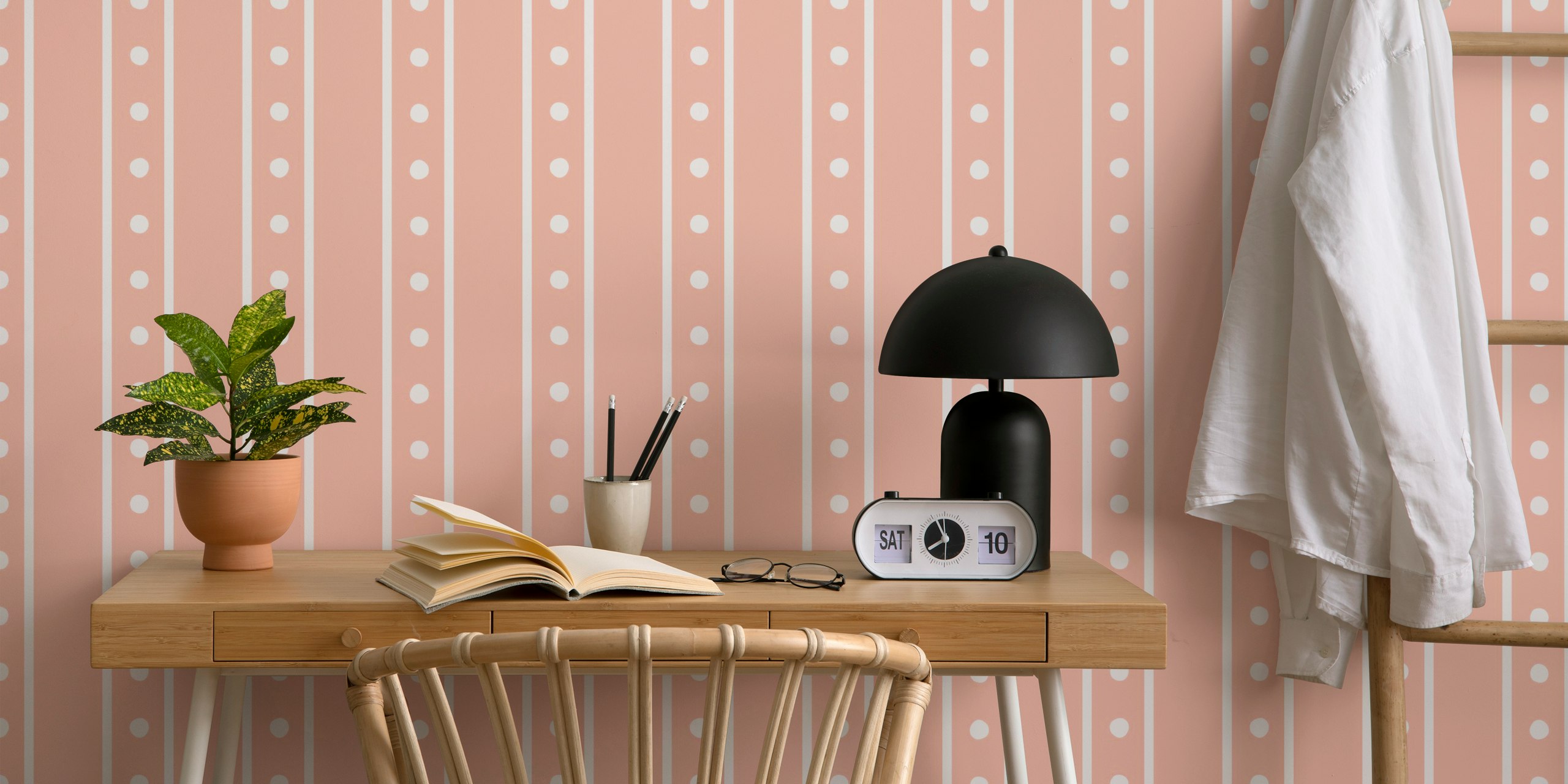 Ταπετσαρία Coral pink spotted snow stripe σε ένα δωμάτιο.
