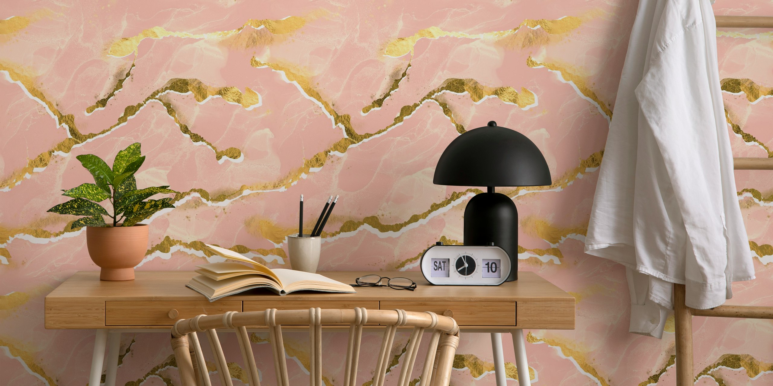 Papier peint Golden Veins Blush Marble dans une pièce