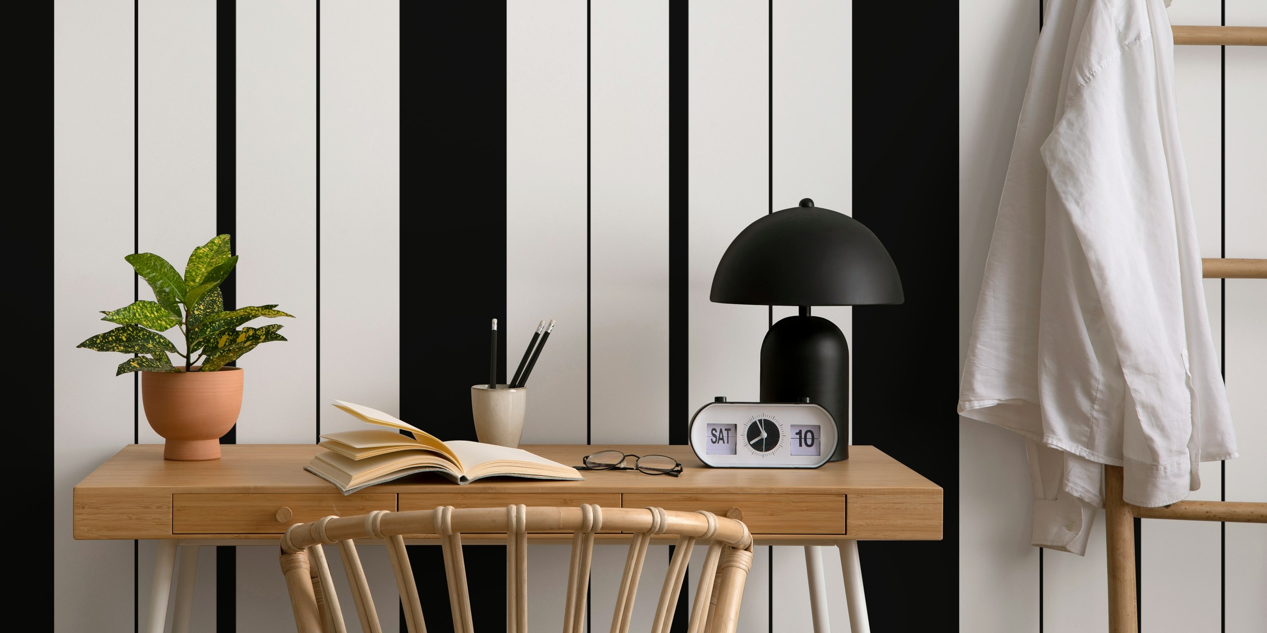 Bold vertical stripes wallpaper en una habitación