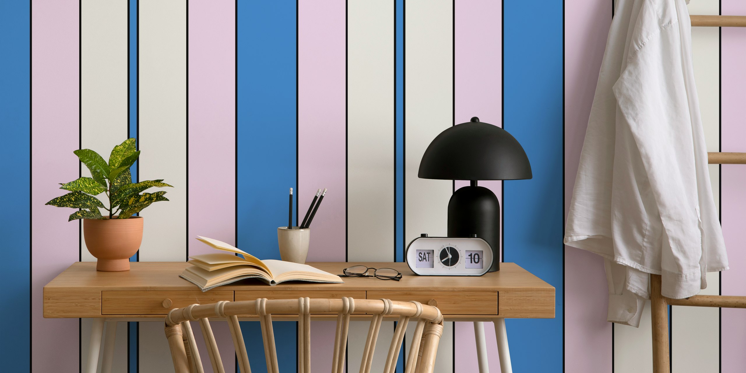 Cobalt og Pink Retro Stripe tapet i et rom