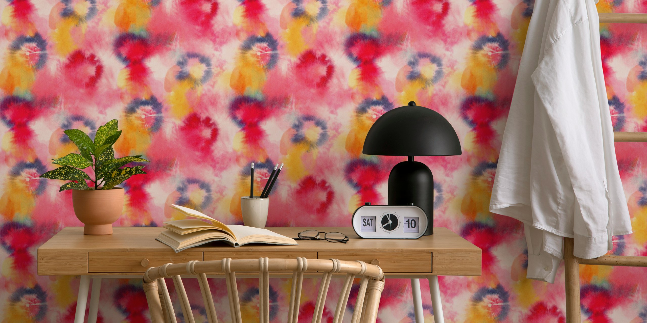 Tie and dye circles em vermelho e rosa papel de parede