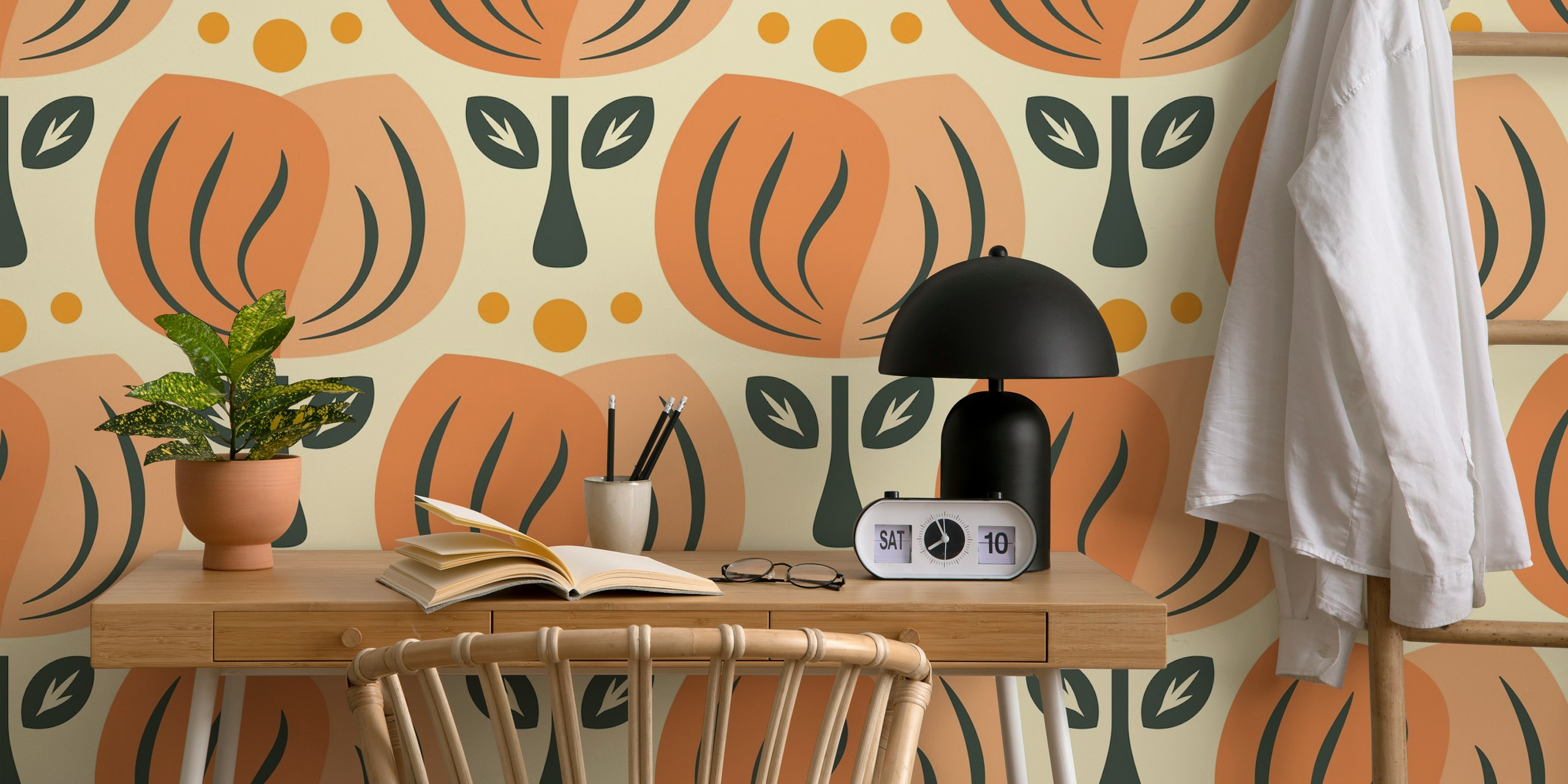 Retro Tulip Elegance wallpaper in een stijlvolle kamer