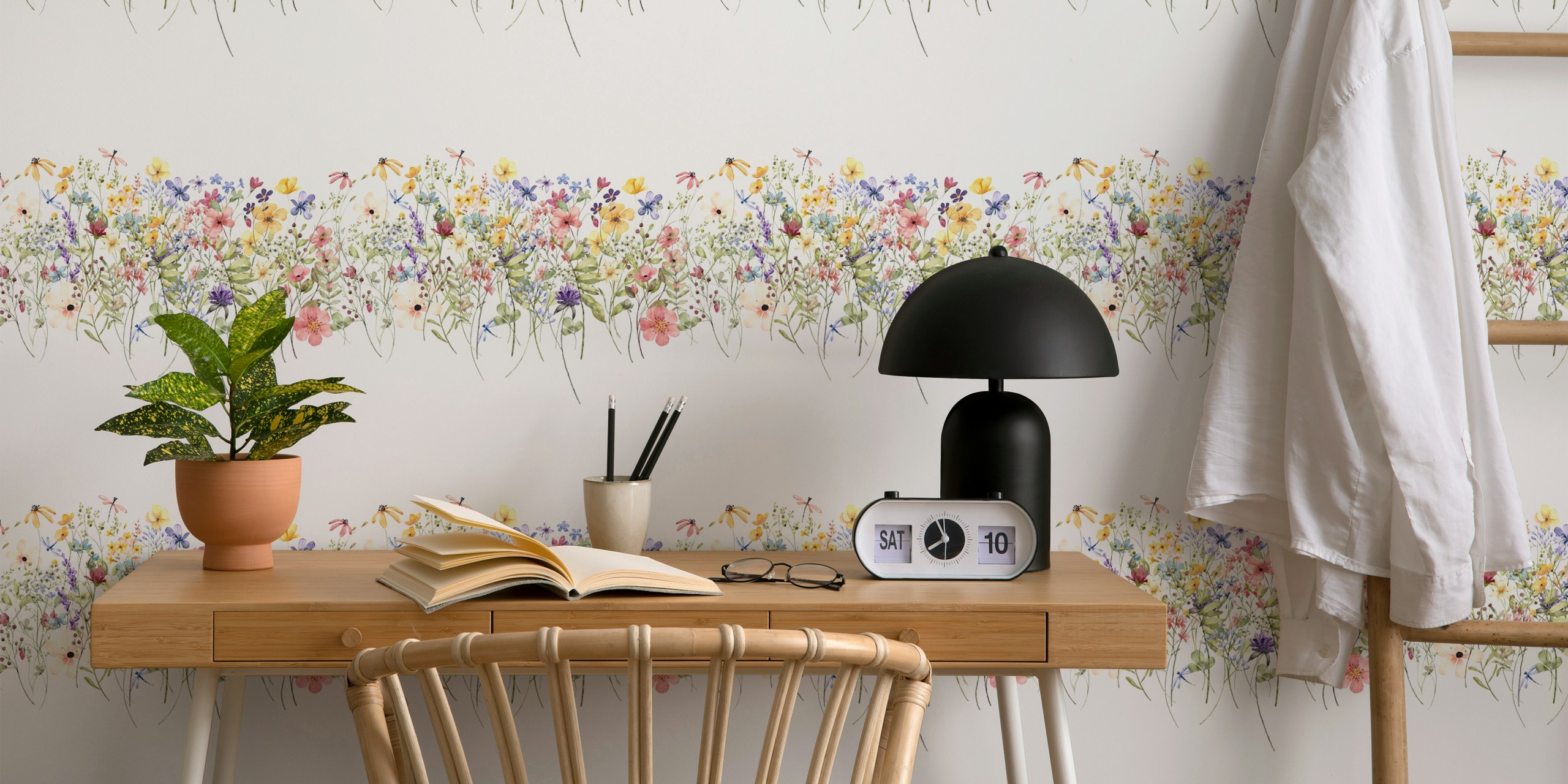 Floral border ceiling wallpaper v pokoji