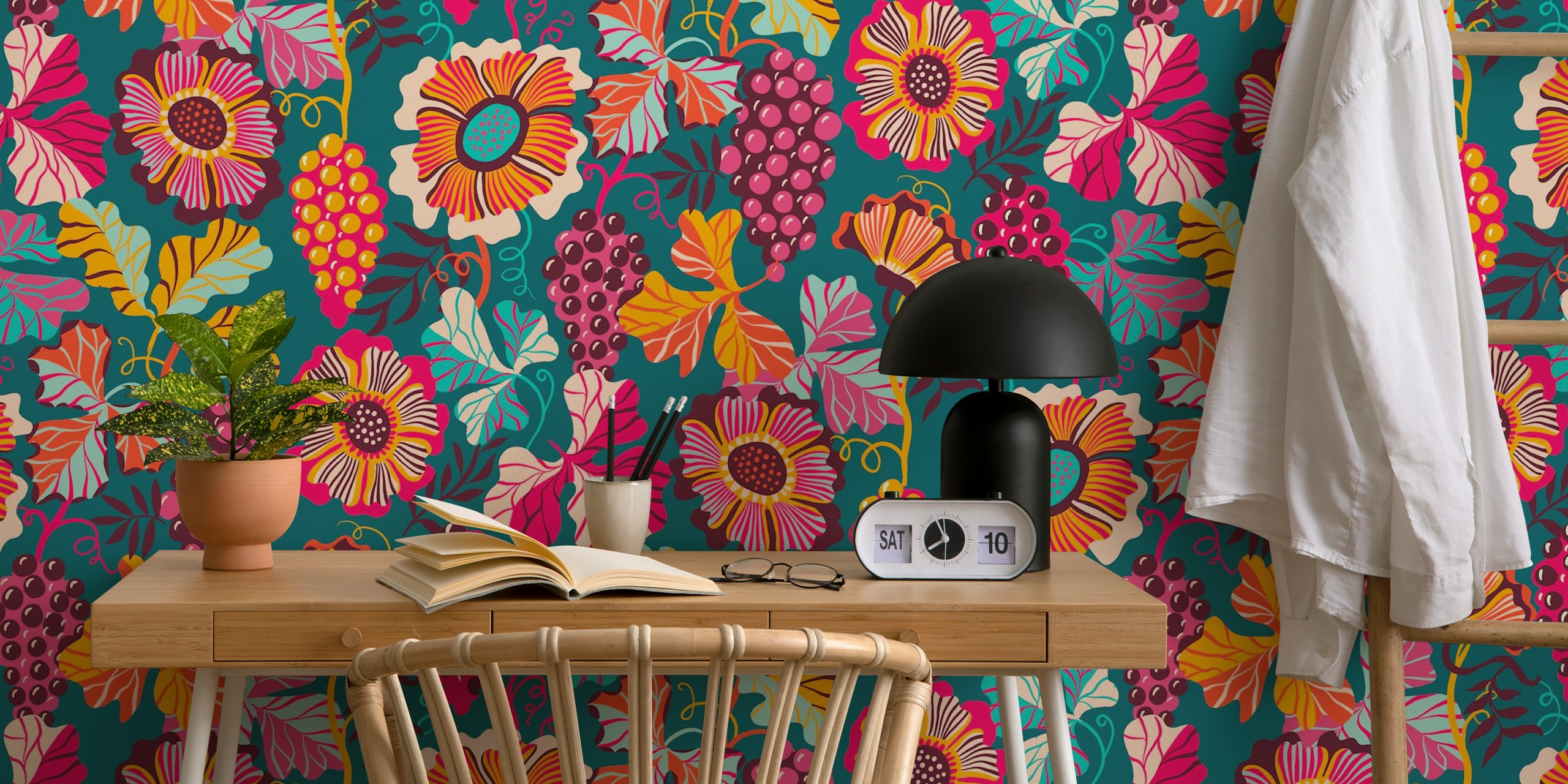 Grape vines teal pink bright papel de parede em um quarto
