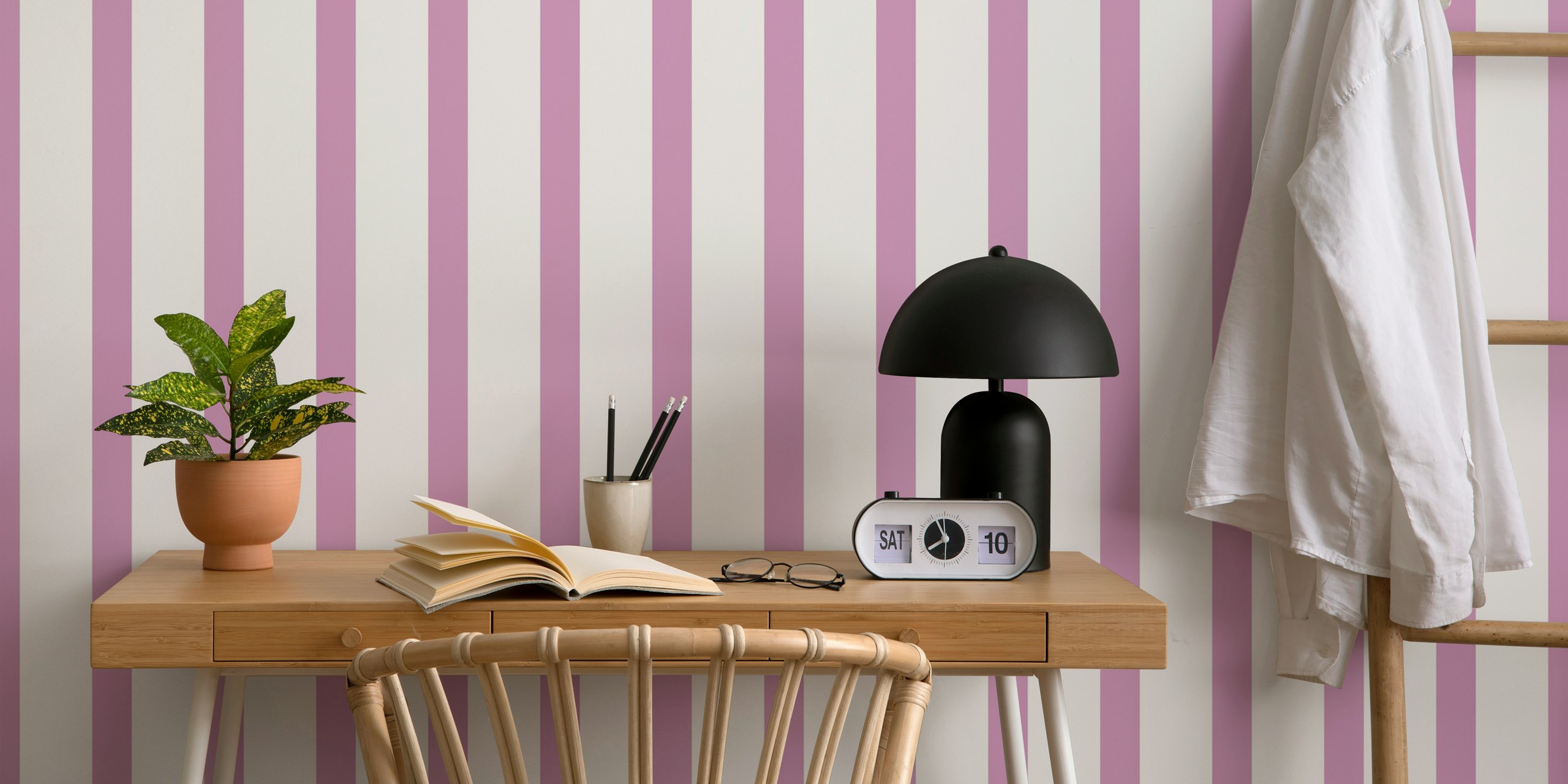 Minimal Striped Design v mauve a lilac