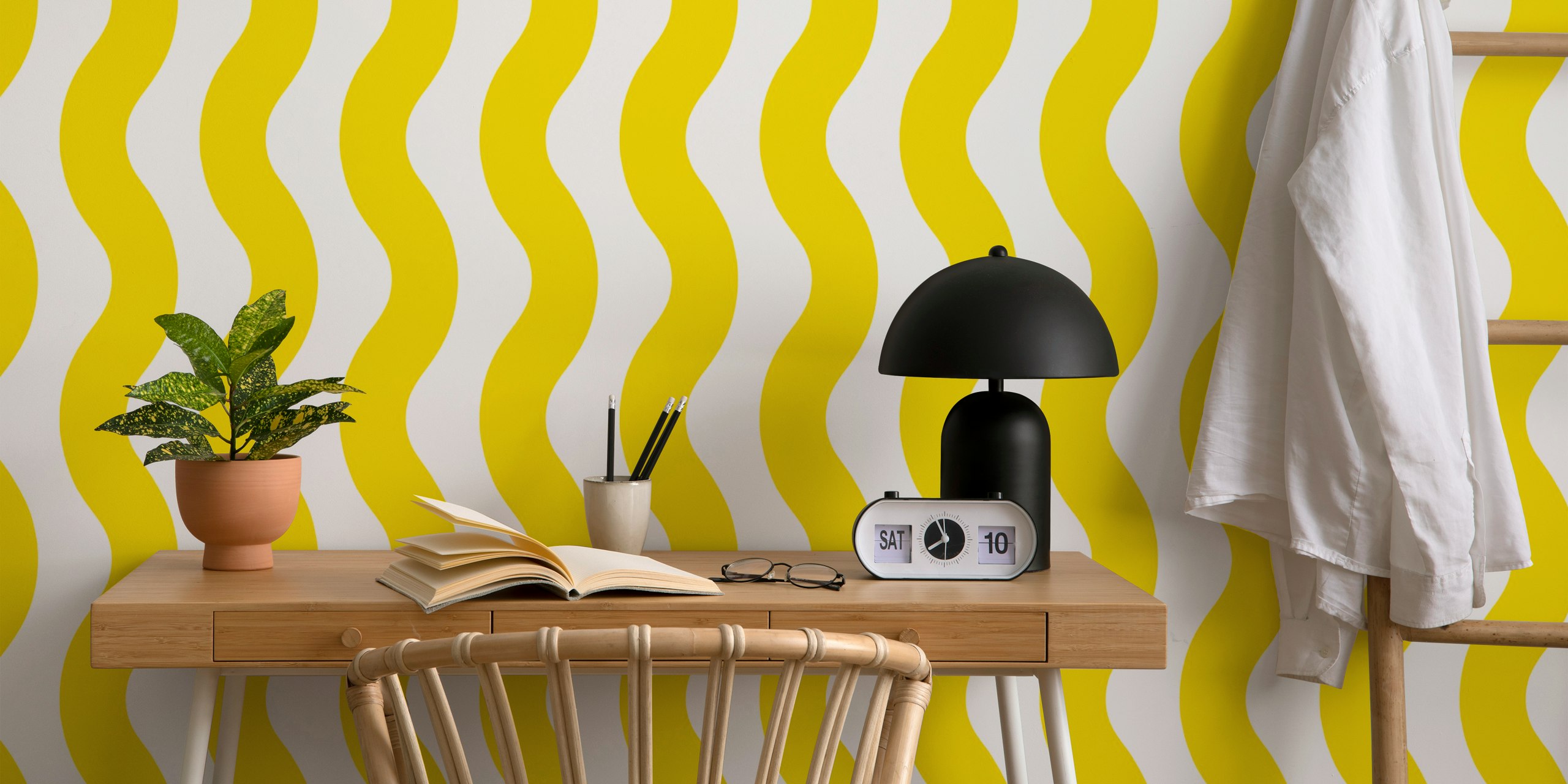 Tapeta Bright Butter Yellow Modern Waves v pokoji