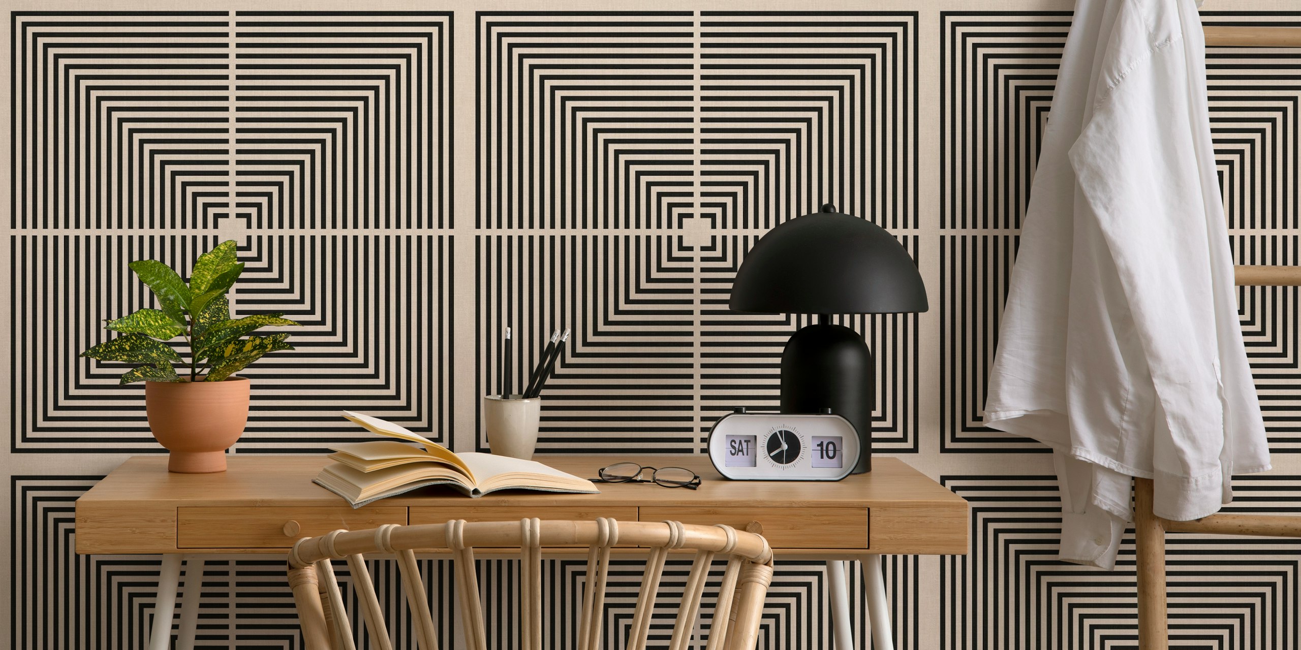 Geometric lined tiles Tapete in einem Raum präsentiert