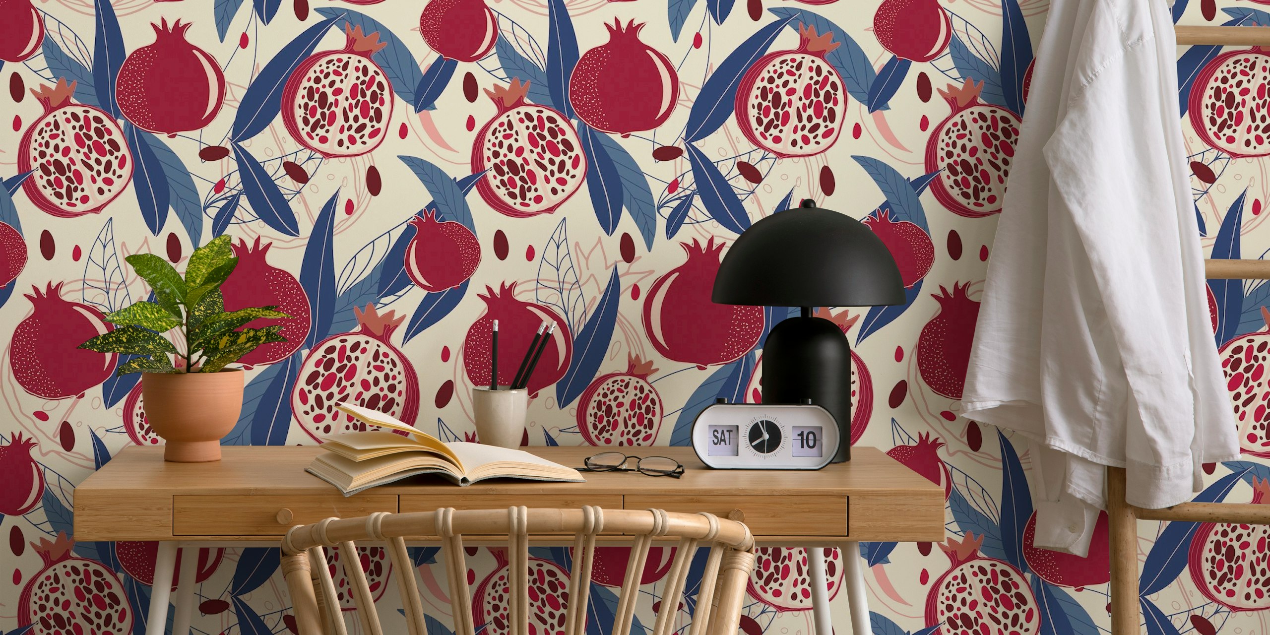 Granadina-kuvioinen seinämaalaus, jossa kypsiä granaattiomenia ja lehtiä